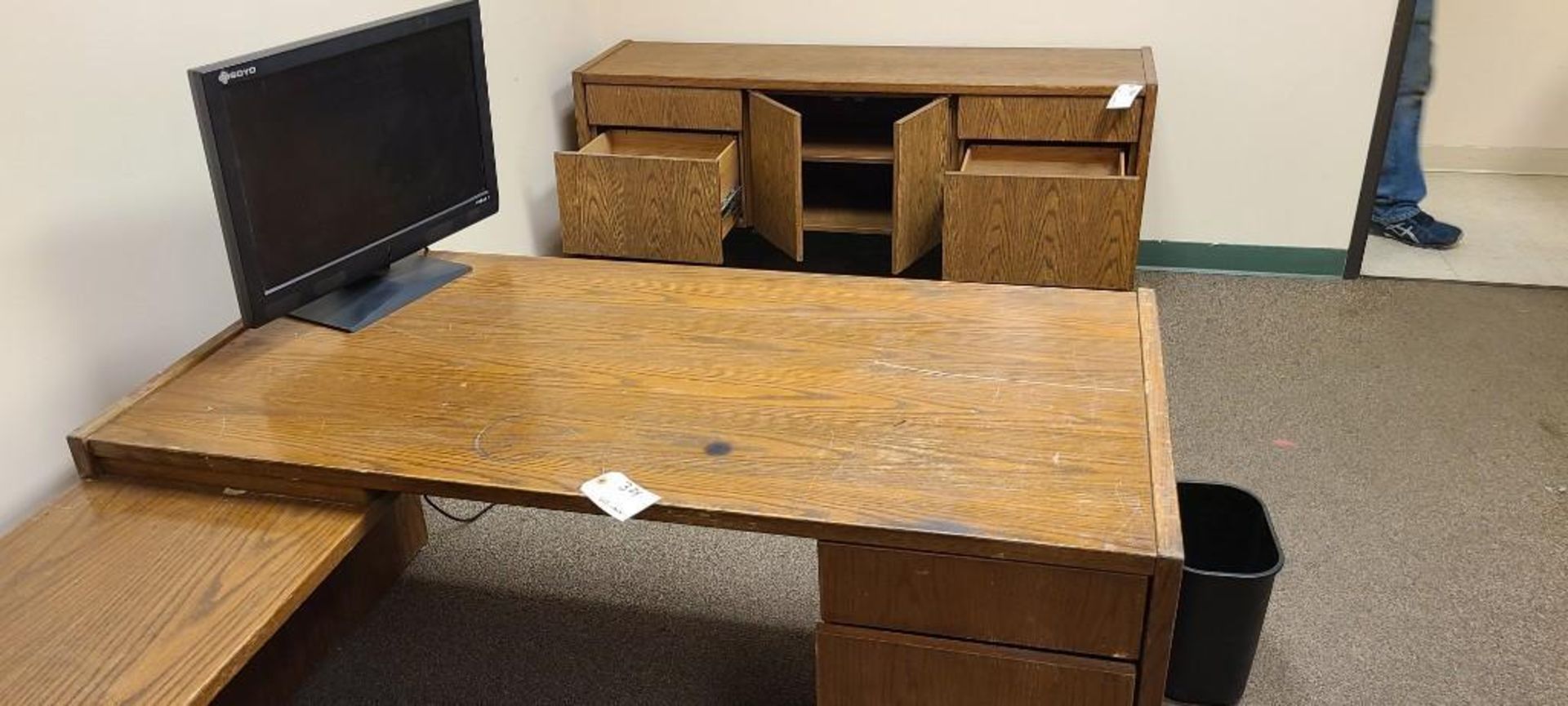 WOOD CORNER DESK 6'X5'X30", OFFICE TABLE WITH HANGING FILE DRAWERS, SOYO MONITOR - Image 3 of 3