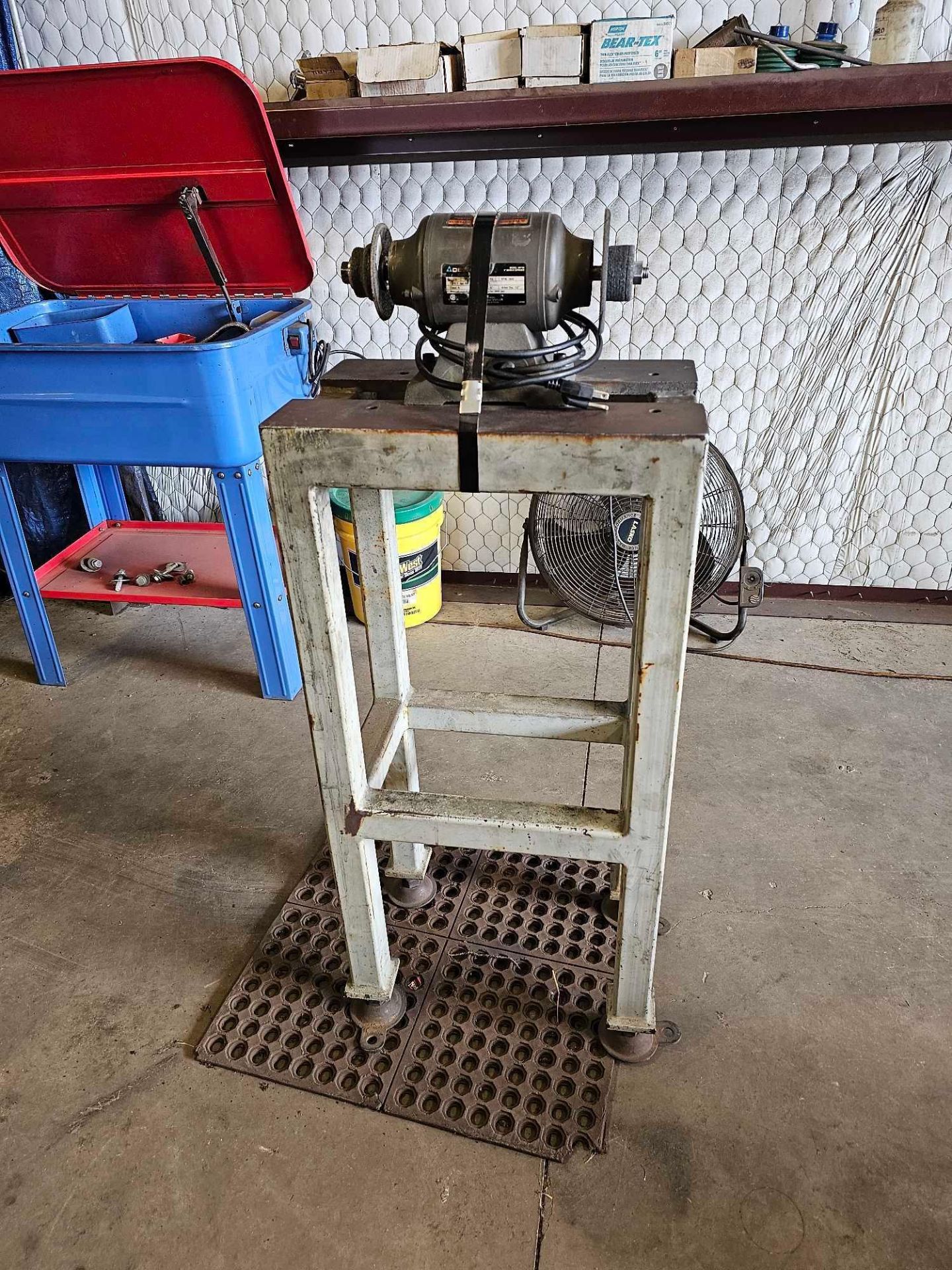DELTA SHOPMASTER 6" BENCH GRINDER WITH STAND - Image 4 of 7