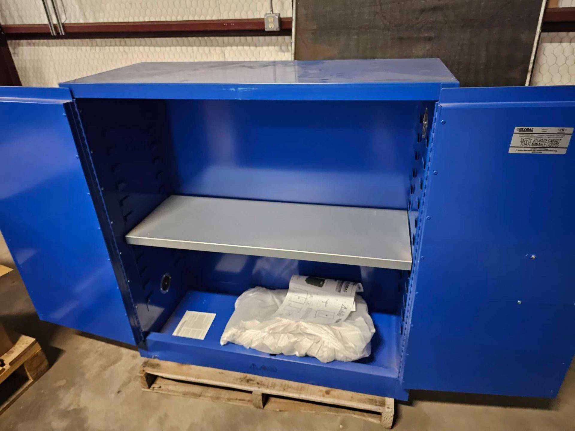 GLOBAL INDUSTRIAL SAFETY STORAGE CABINET FOR FLAMMABLE LIQUIDS - Image 5 of 5