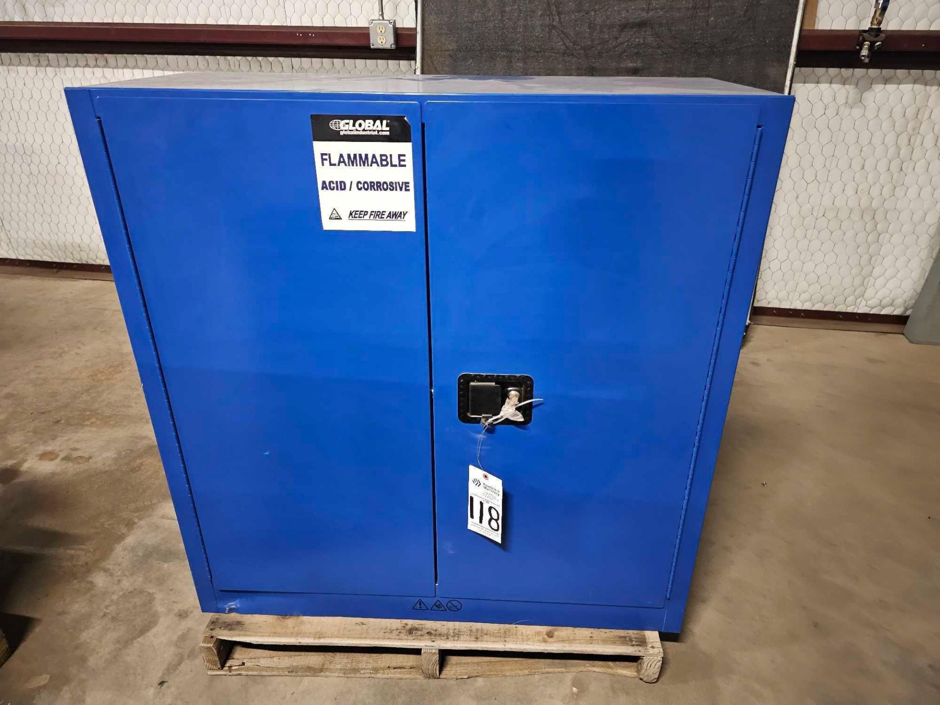 GLOBAL INDUSTRIAL SAFETY STORAGE CABINET FOR FLAMMABLE LIQUIDS
