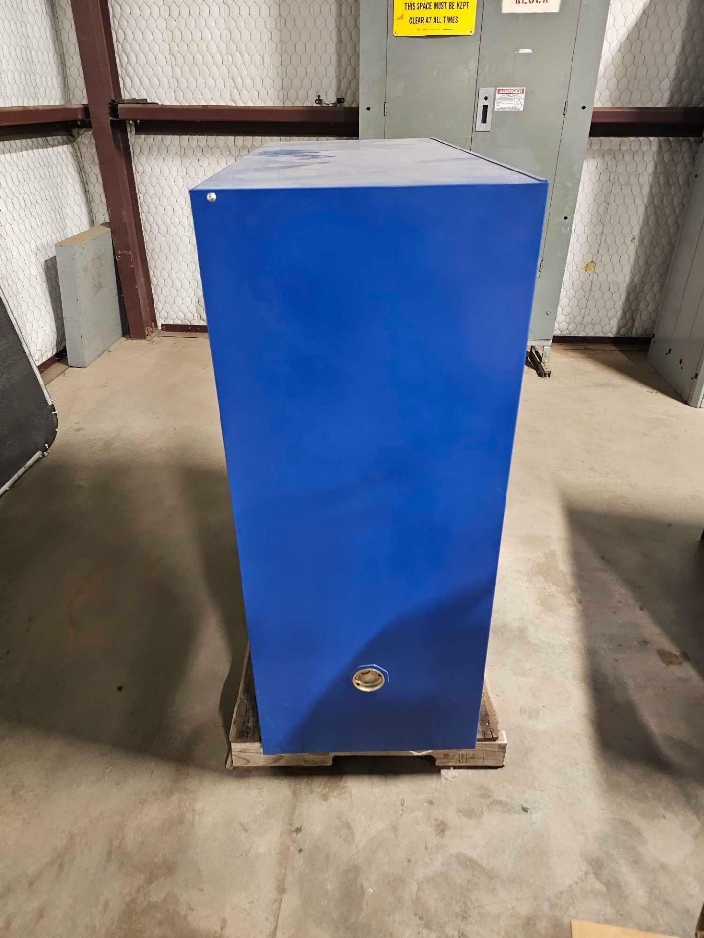 GLOBAL INDUSTRIAL SAFETY STORAGE CABINET FOR FLAMMABLE LIQUIDS - Image 4 of 5