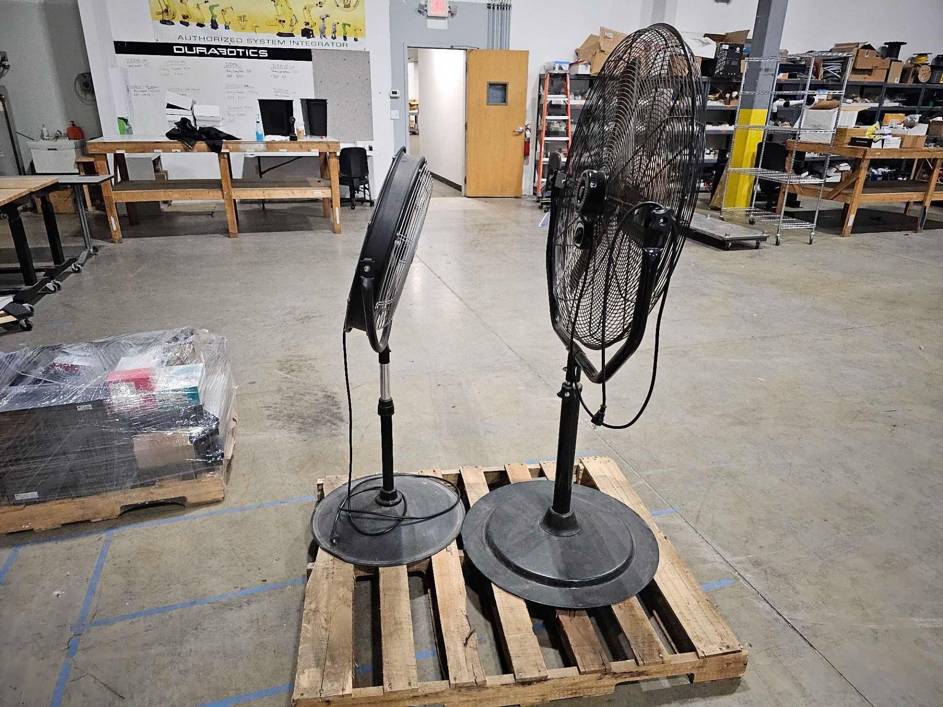 (2) SHOP FANS MAXX AIR AND XTREME GARAGE - Image 4 of 8