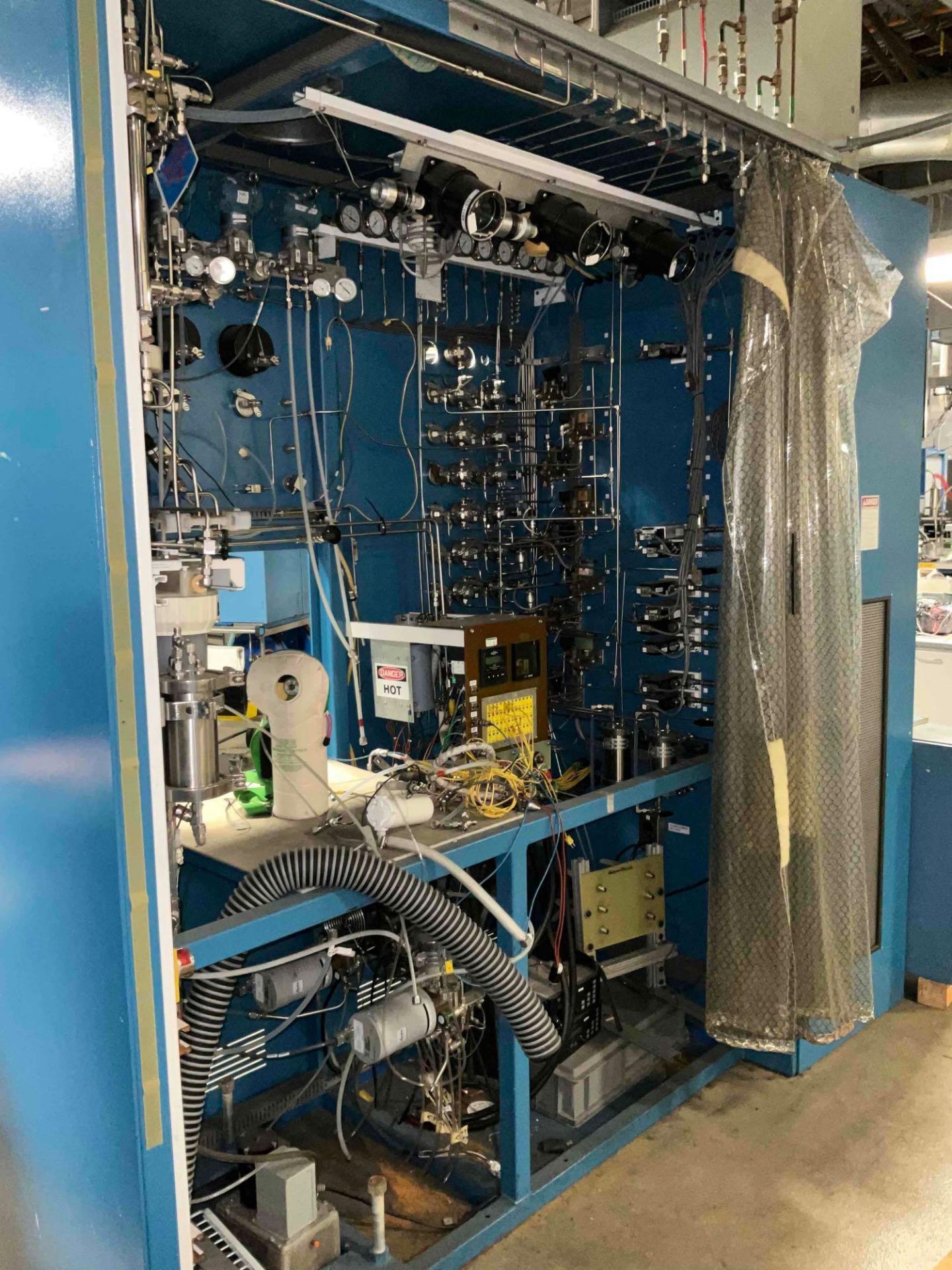 PAIR OF SINGLE CELL TEST STANDS, CAPABLE OF CONTROLLING DIFFERENT TYPE OF GASES - Image 6 of 28