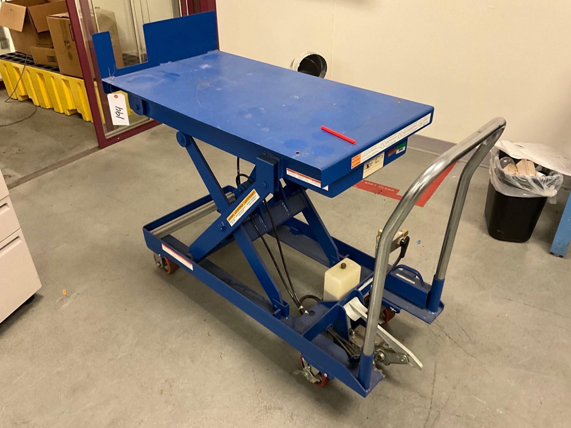 ADJUSTABLE HEIGHT WORK CART (NO CONTENTS)