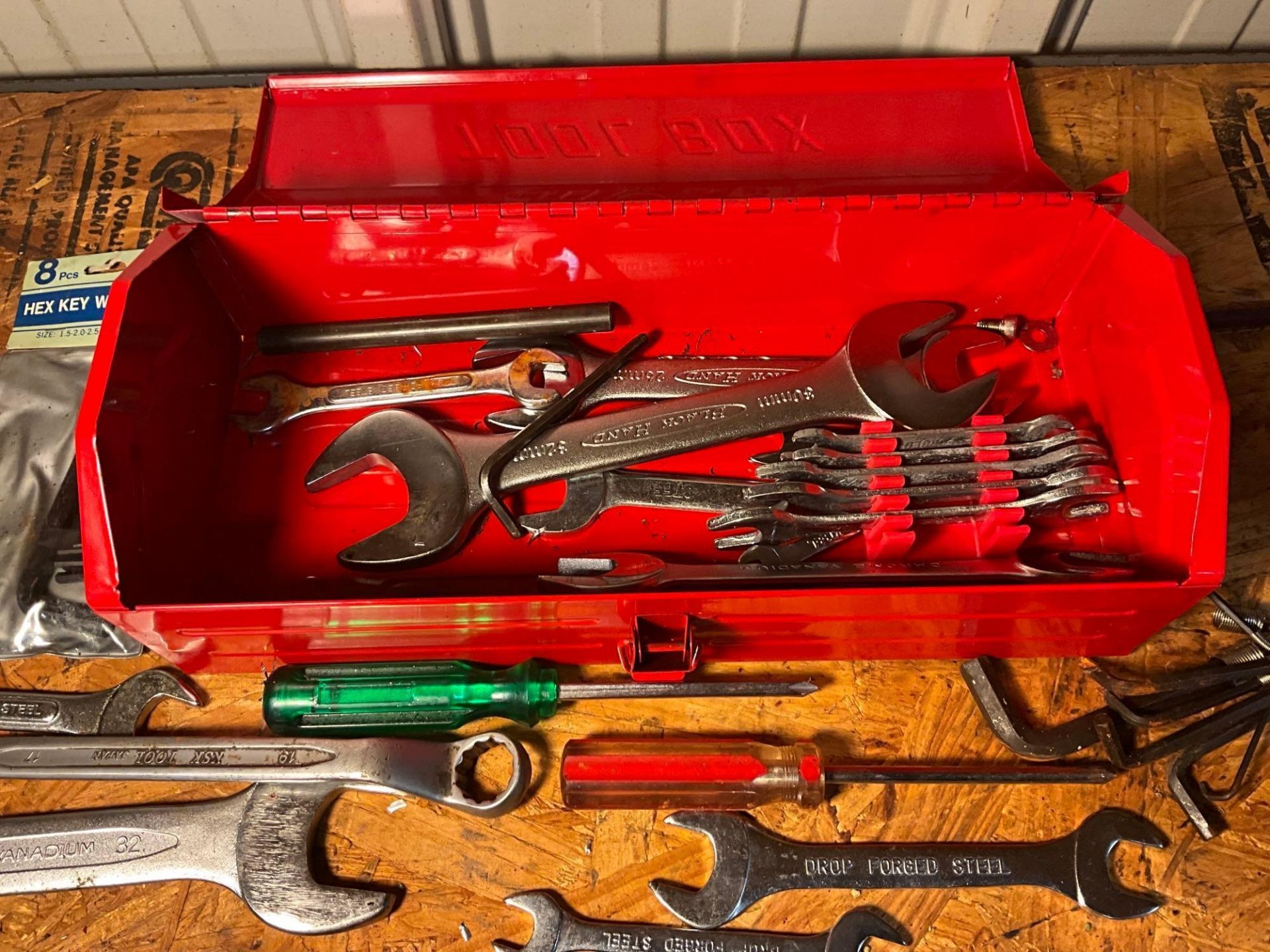 TOOLBOX WITH ASSORTED HAND TOOLS - Image 2 of 2