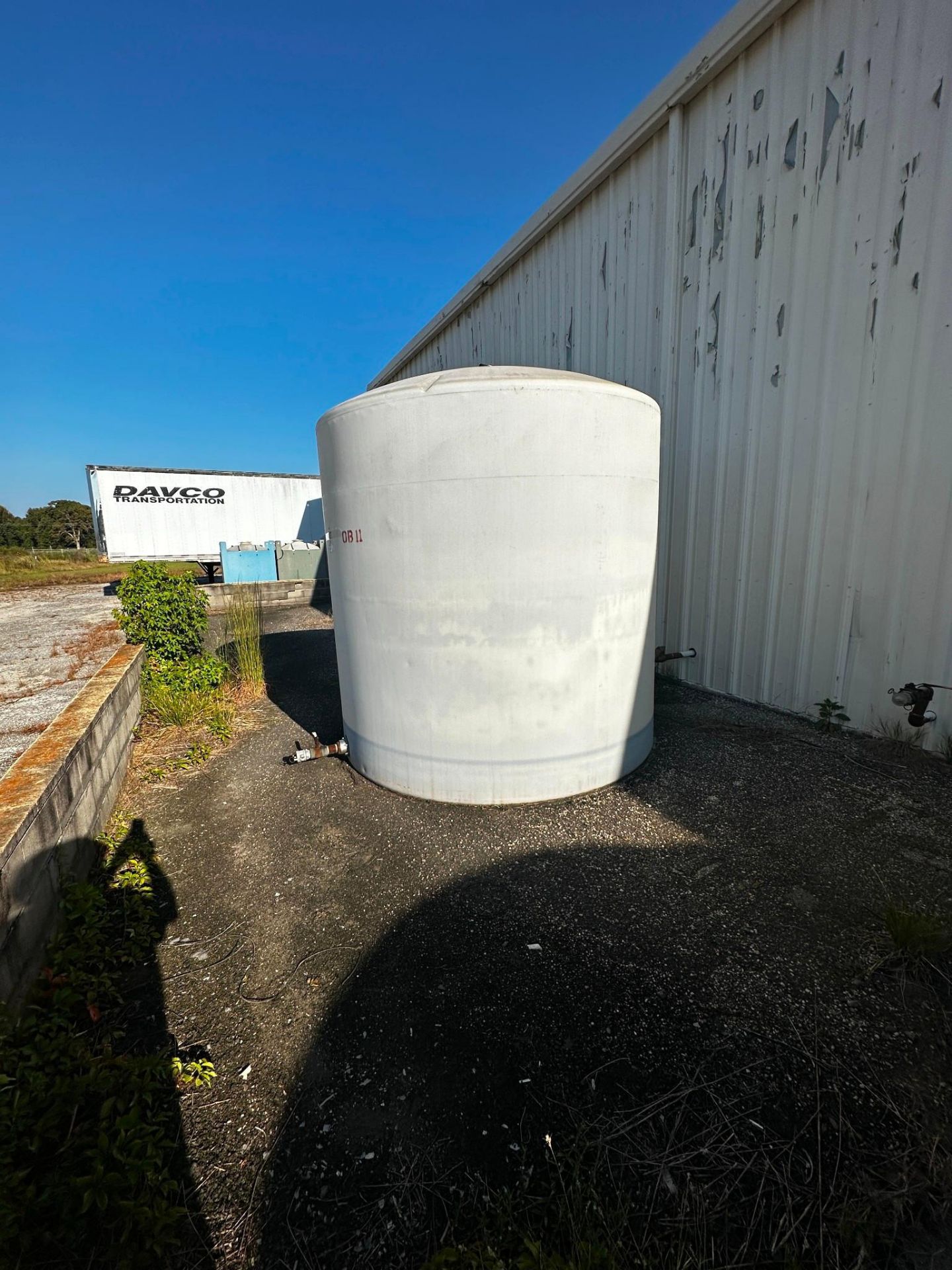 2800 GALLON POLY TANK 8'DIA X 92" ST. SIDE 3" DISCHARGE.