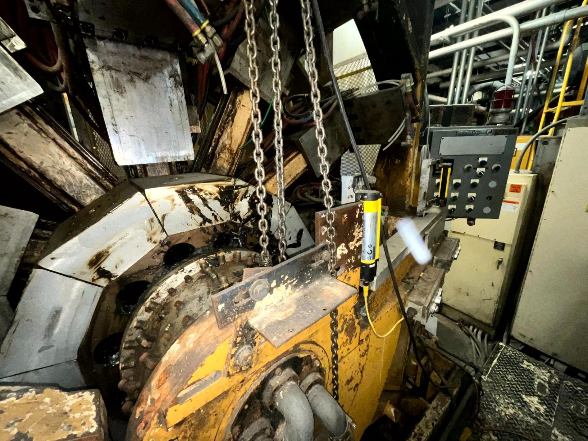 MIDWEST BLOW MOLDING 12 STATION ROTARY WHEEL LAST RUNNING ONE GALLON OIL CONTAINERS - Image 16 of 19