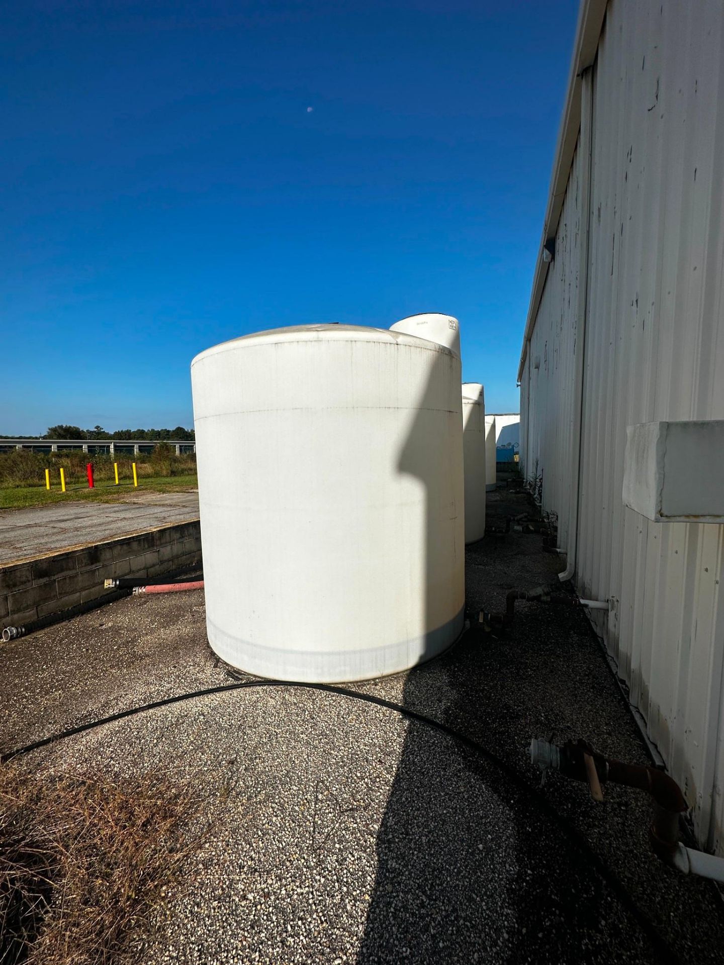2800 GALLON POLY TANK 8'DIA X 92" ST. SIDE 3" DISCHARGE. - Image 2 of 4