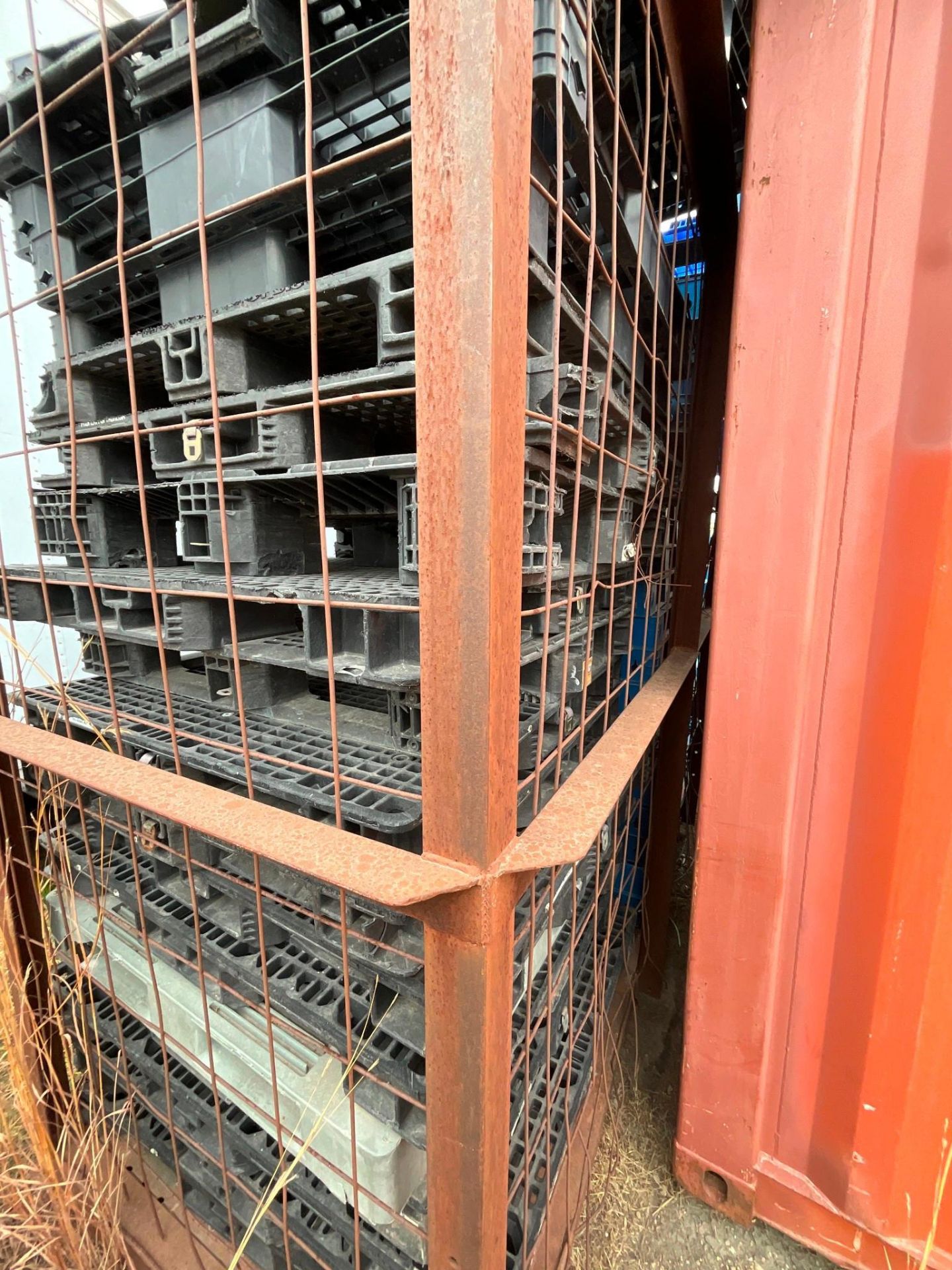 PLASTIC PALLETS WITH RACK - Image 5 of 8
