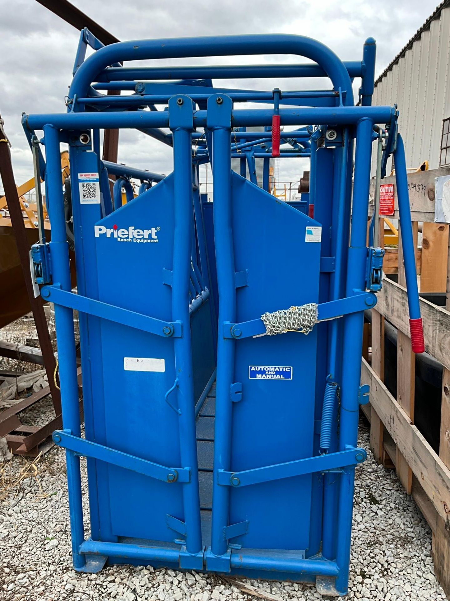 PRIEFERT S04 SQUEEZE CATTLE CHUTE - Image 2 of 8