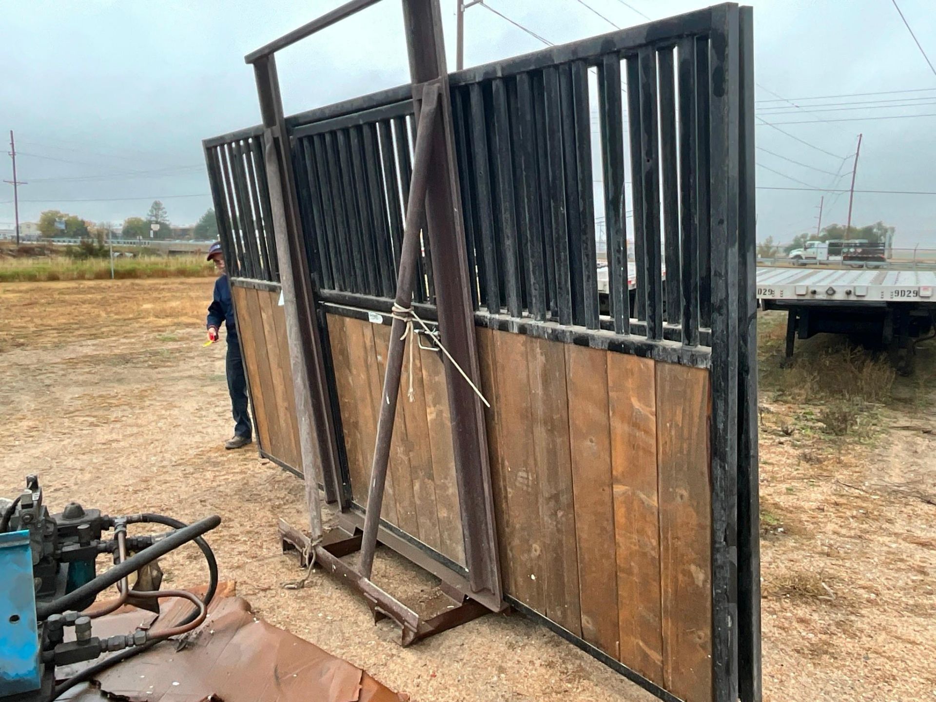 4 STEEL & WOOD PANELS WITH DOCK