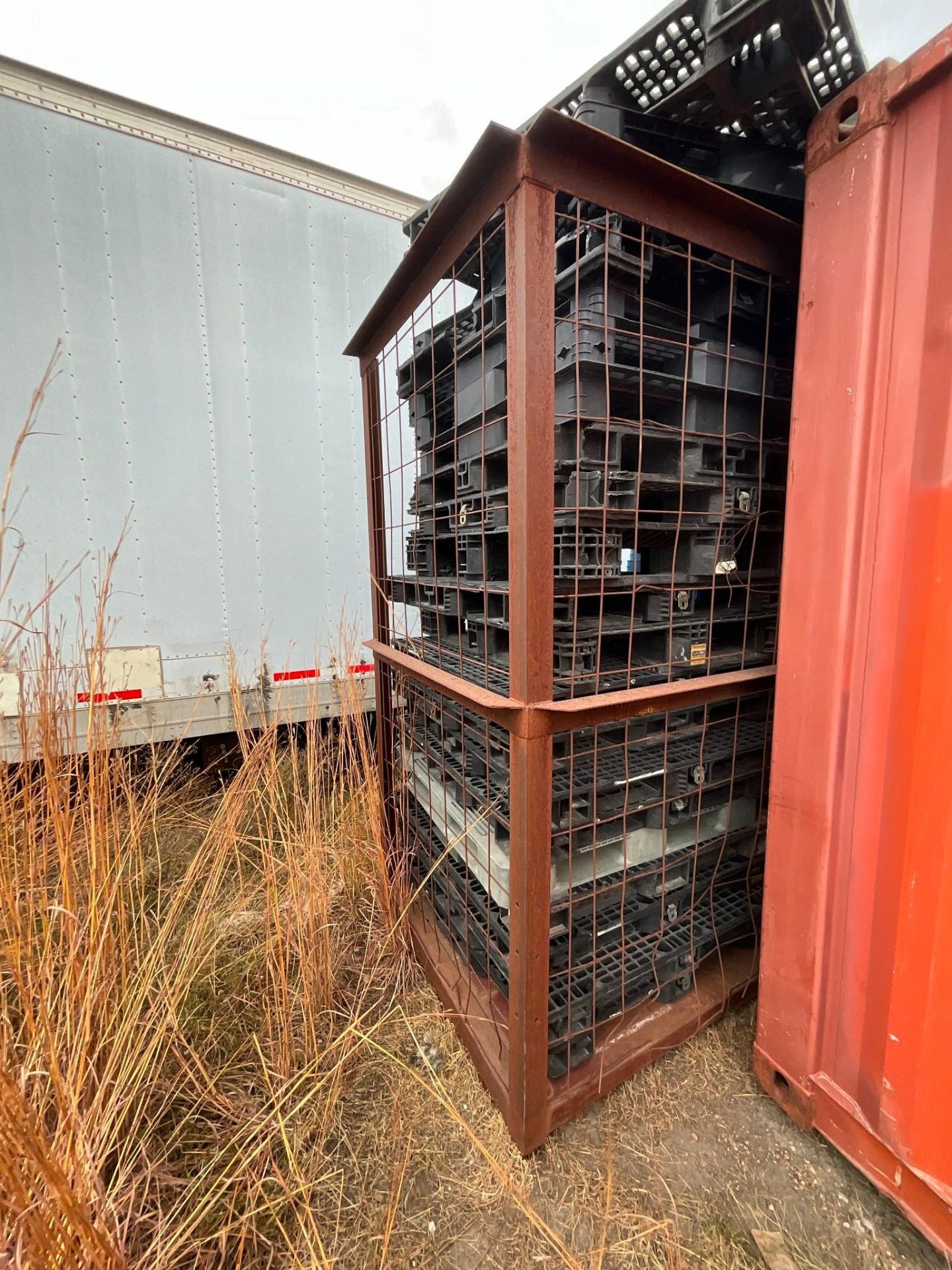 PLASTIC PALLETS WITH RACK - Image 4 of 8