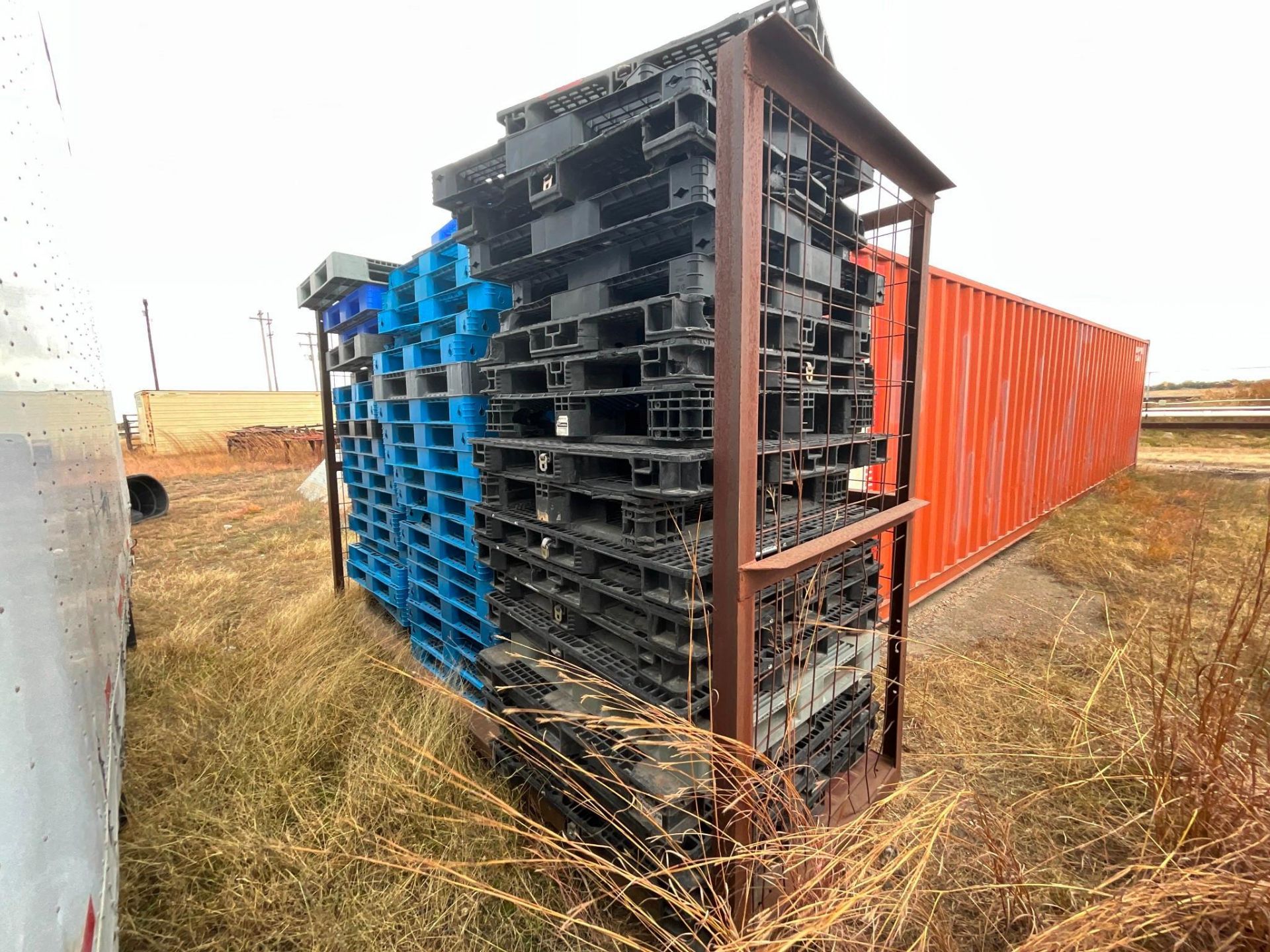 PLASTIC PALLETS WITH RACK - Image 2 of 8