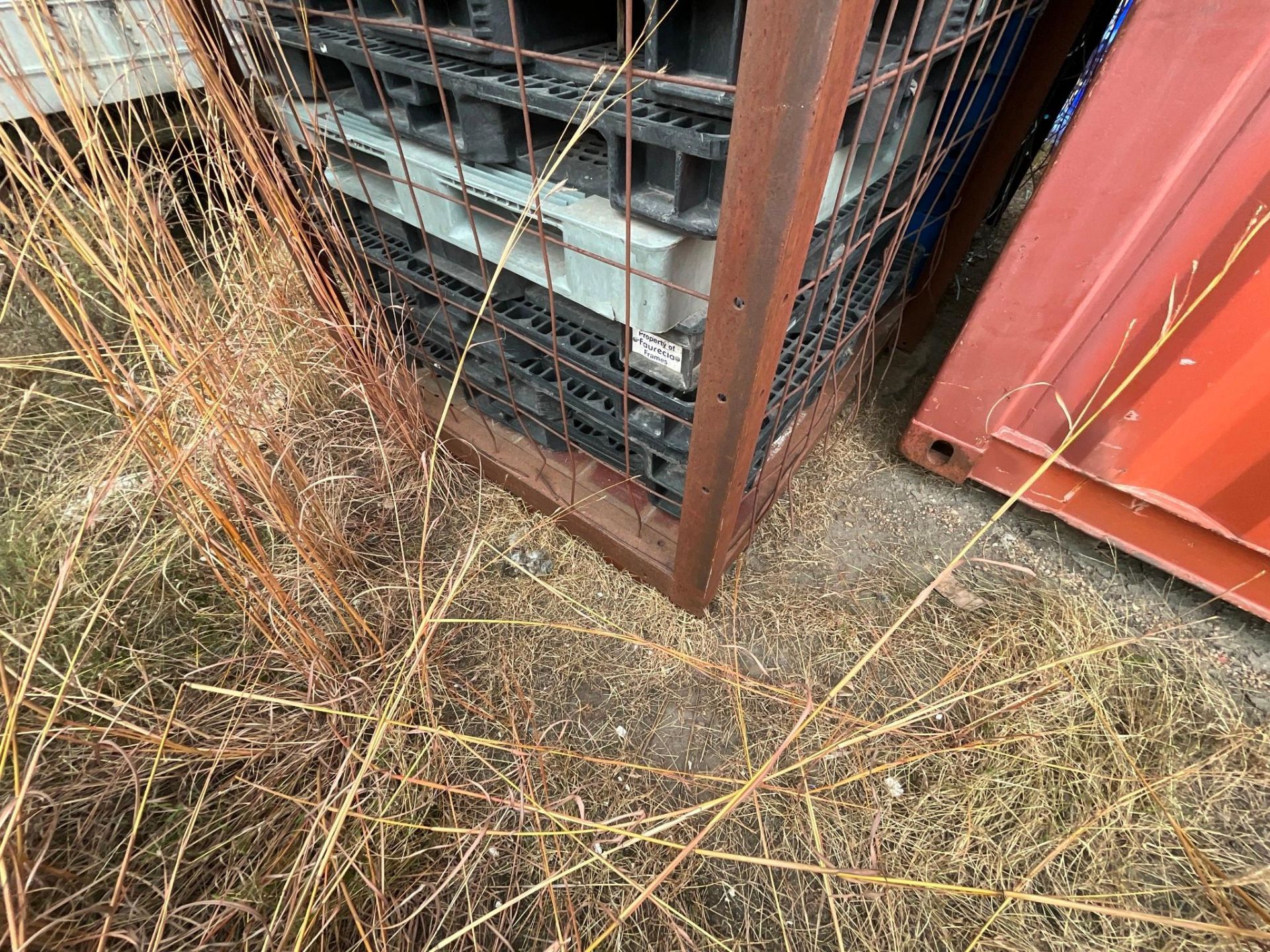 PLASTIC PALLETS WITH RACK - Image 8 of 8