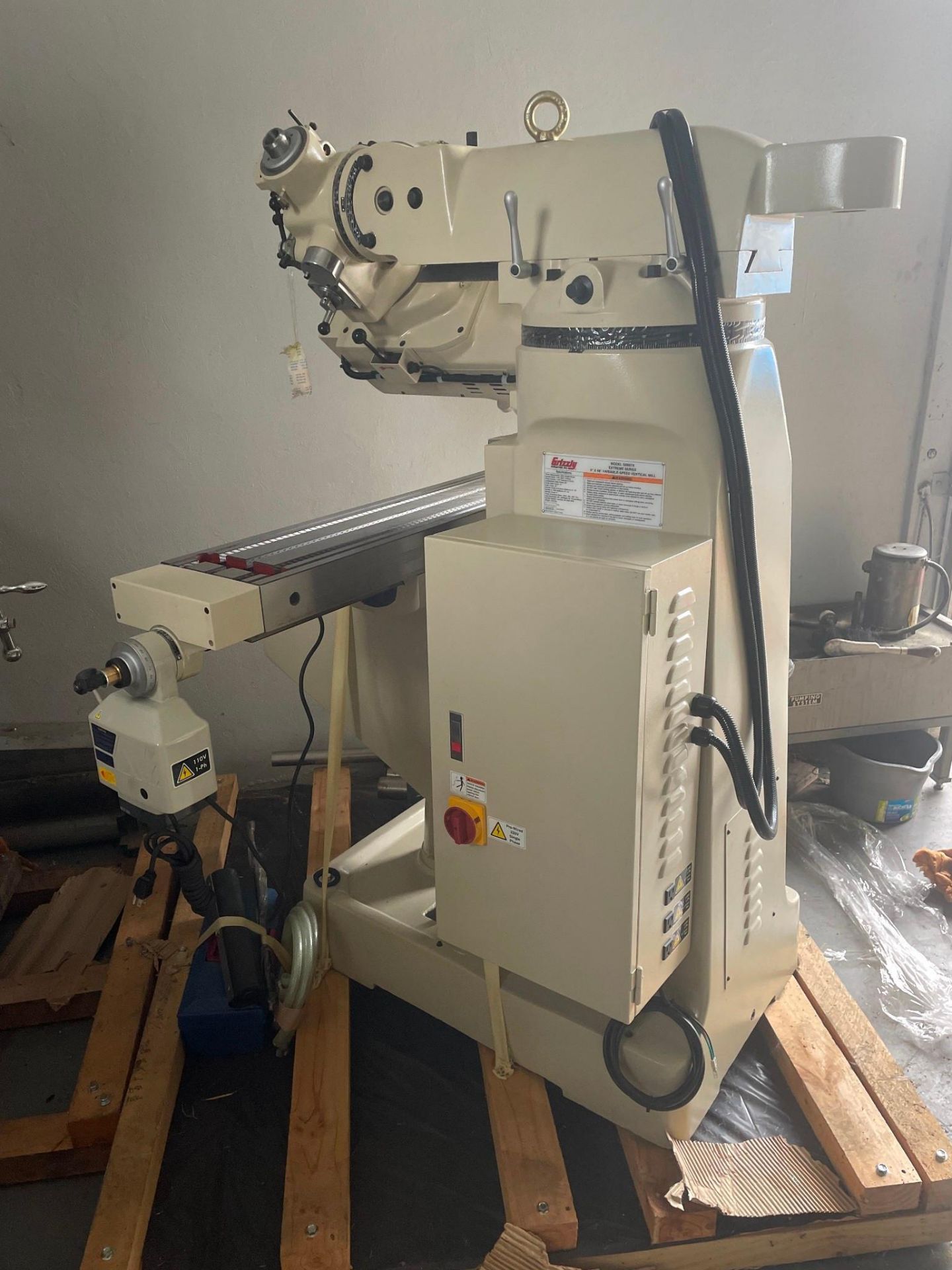 GRIZZLY G0667X 9"X48" PRECISION VARIABLE-SPEED MILLING MACHINE, YEAR 2015 - SN 000072