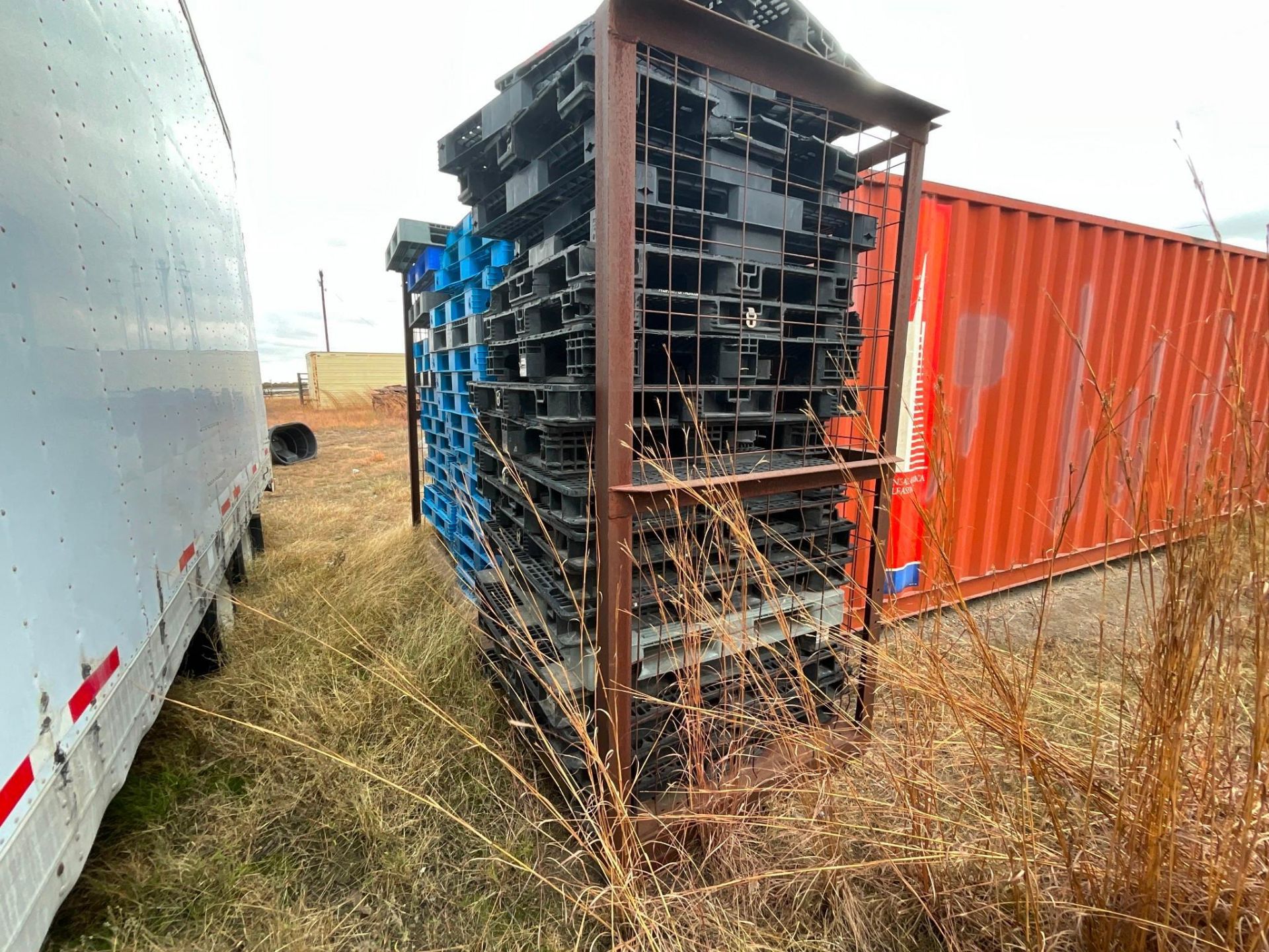 PLASTIC PALLETS WITH RACK - Image 3 of 8