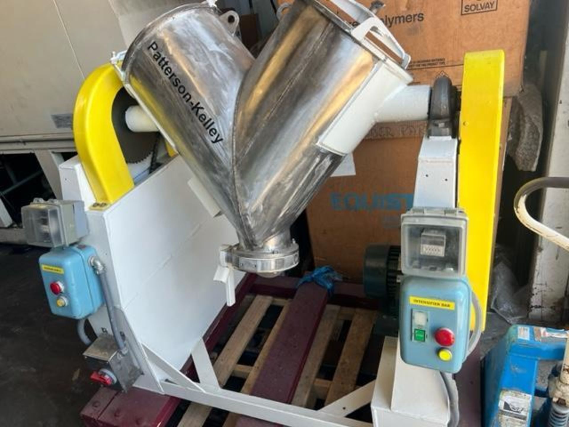 PATTERSON KELLEY V-MIXER 2 CUFT LIQUID SOLIDS BLENDER, YEAR 2019 – LOW USE - Image 4 of 16