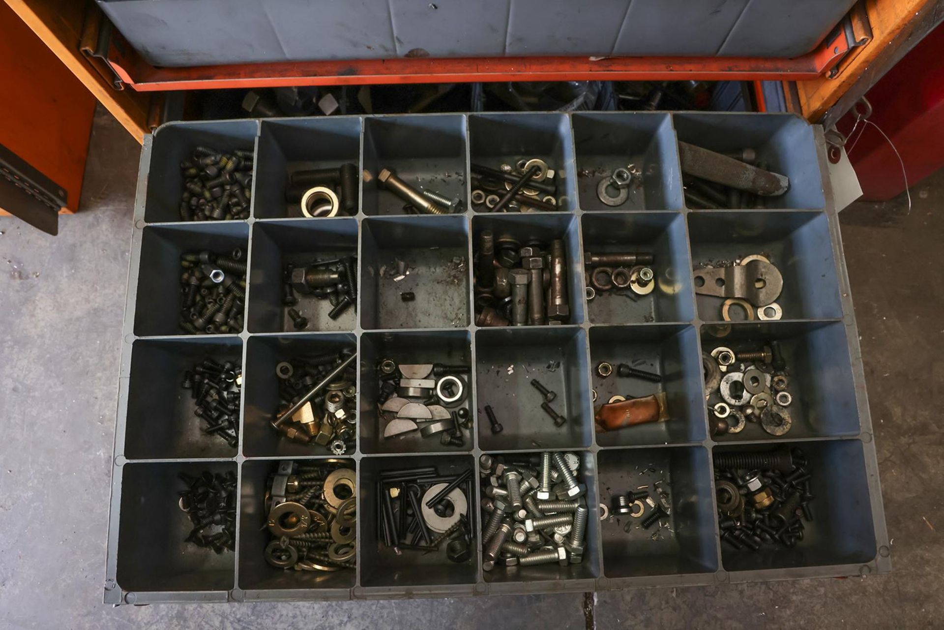 HARDWARE CABINET WITH CONTENTS - Image 4 of 6