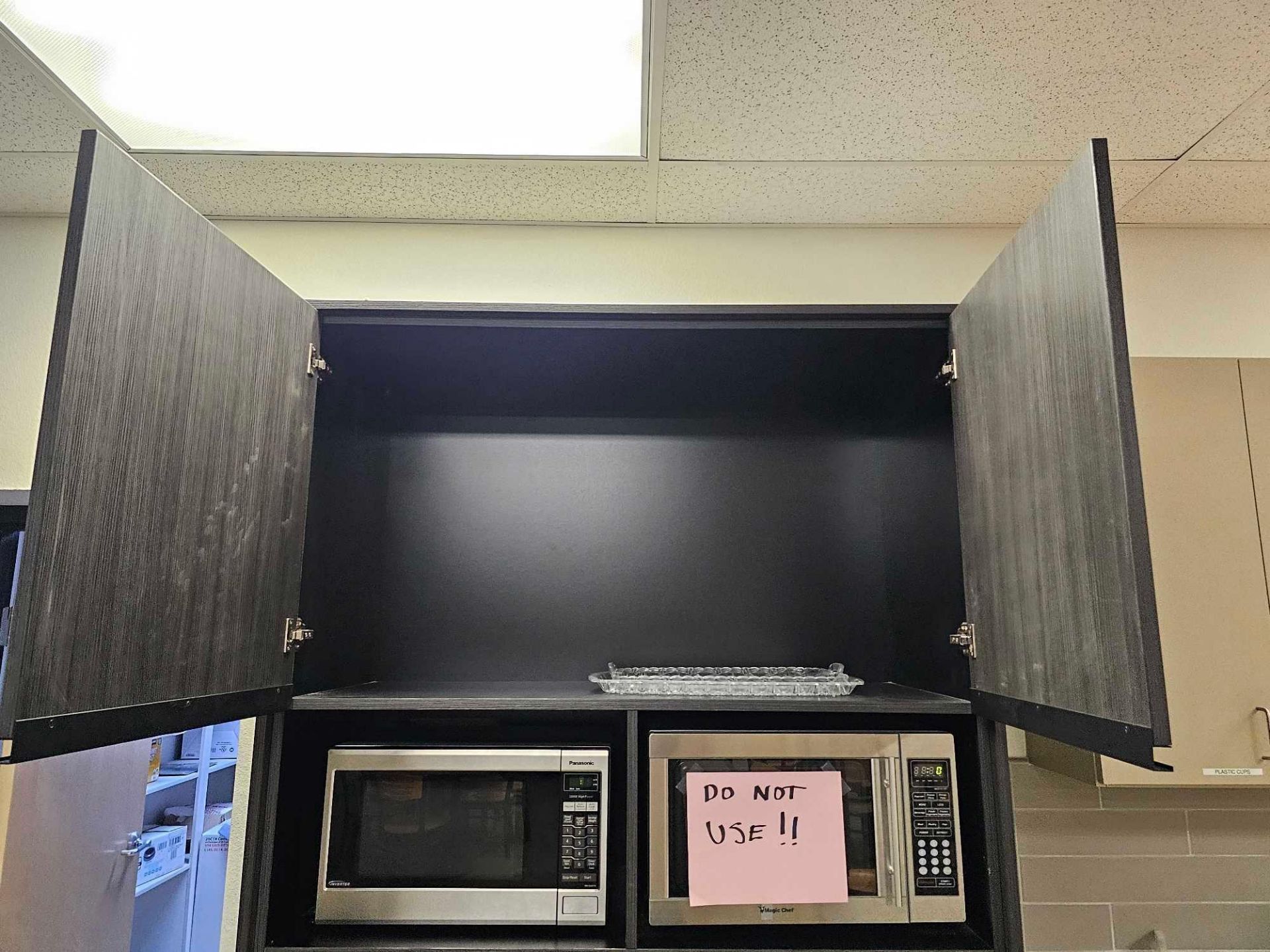 (6) MICROWAVES AND CABINET - Image 8 of 9