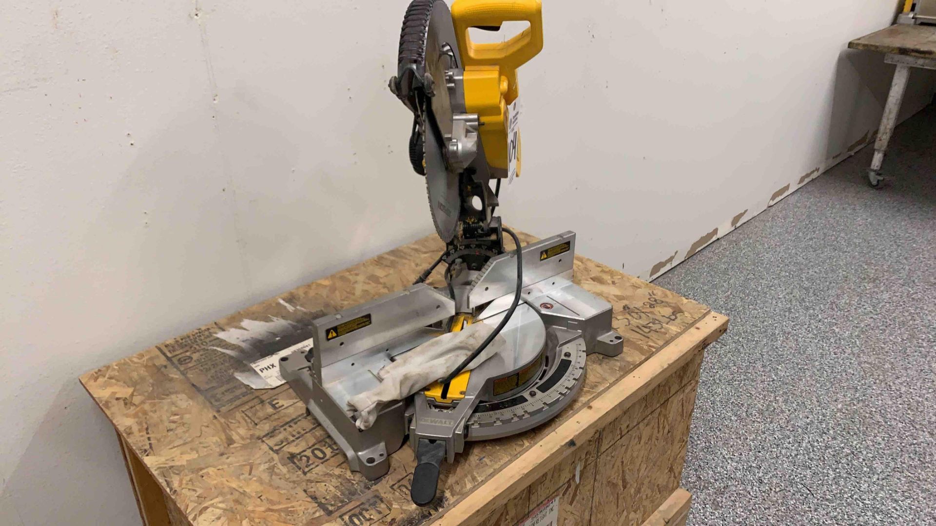 DEWALT DW716 12” DOUBLE BEVEL COMPOUND MITER SAW - Image 3 of 7