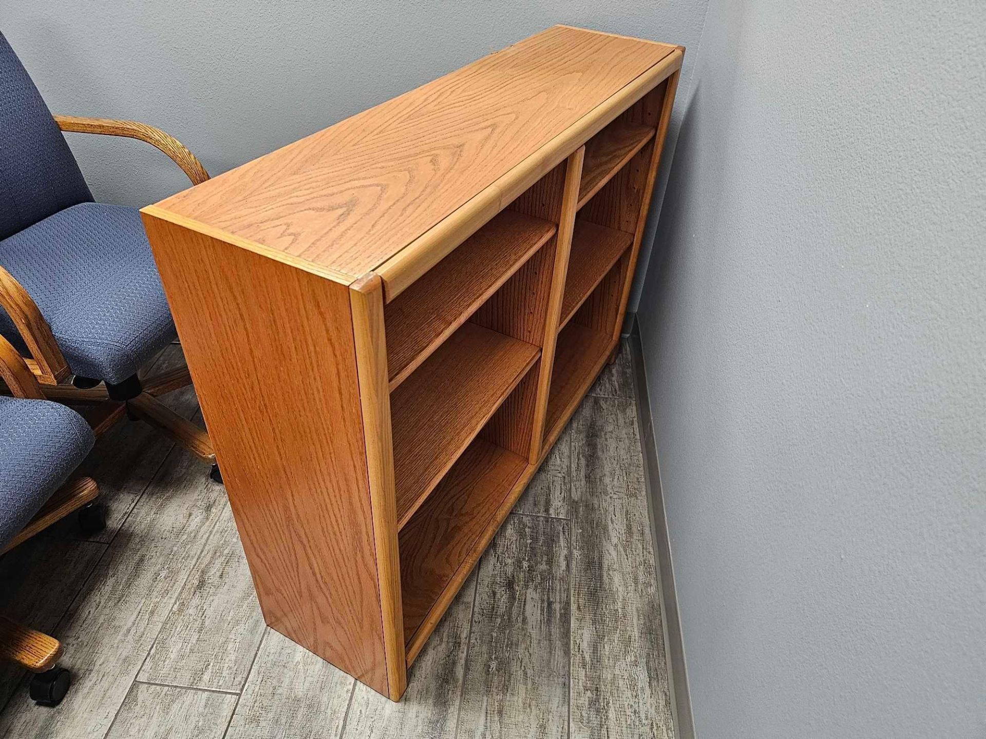 (6) OFFICE CHAIRS, WOODEN SHELF - Image 5 of 5