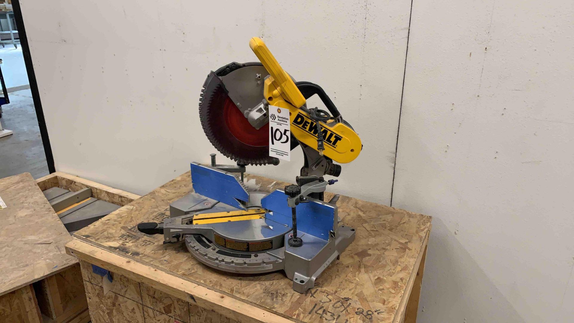 DEWALT DW716 12” DOUBLE BEVEL COMPOUND MITER SAW - Image 2 of 7