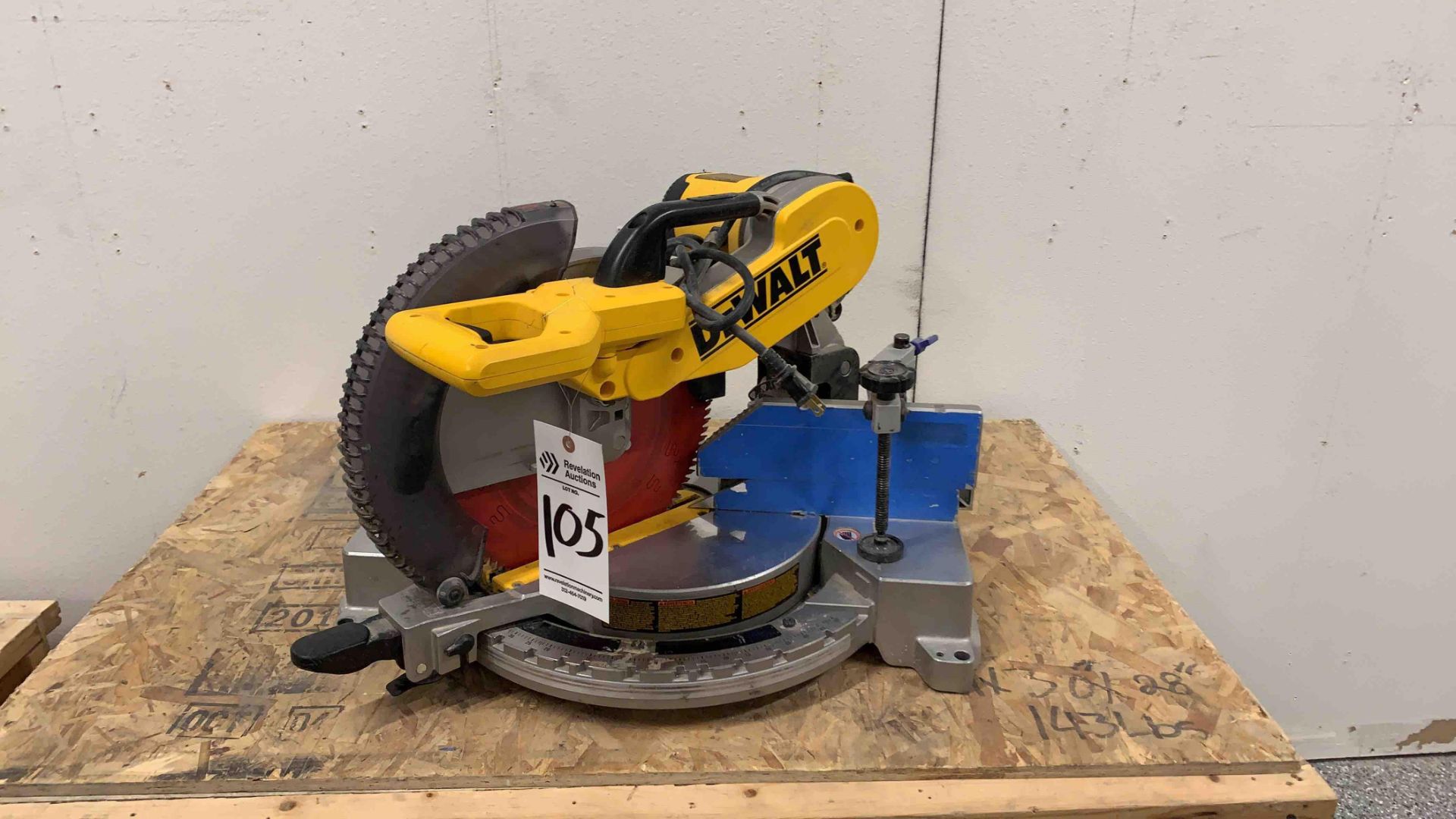 DEWALT DW716 12” DOUBLE BEVEL COMPOUND MITER SAW - Image 4 of 7