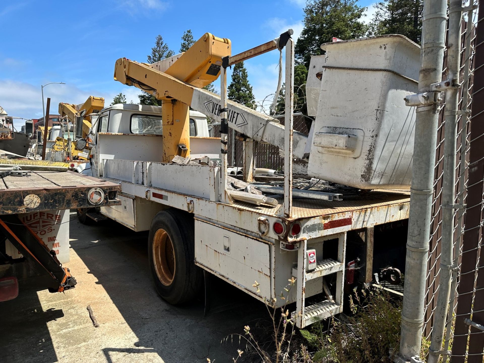 Bucket Truck - Image 3 of 5