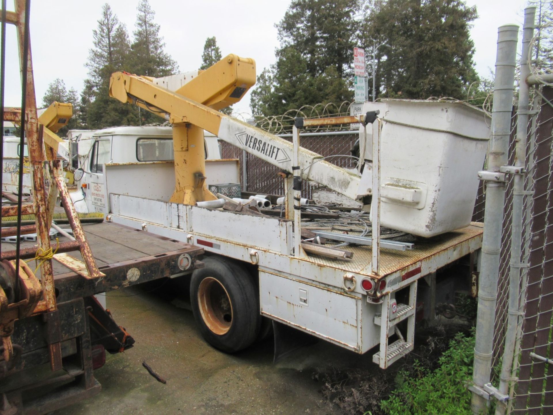 Bucket Truck - Image 2 of 5