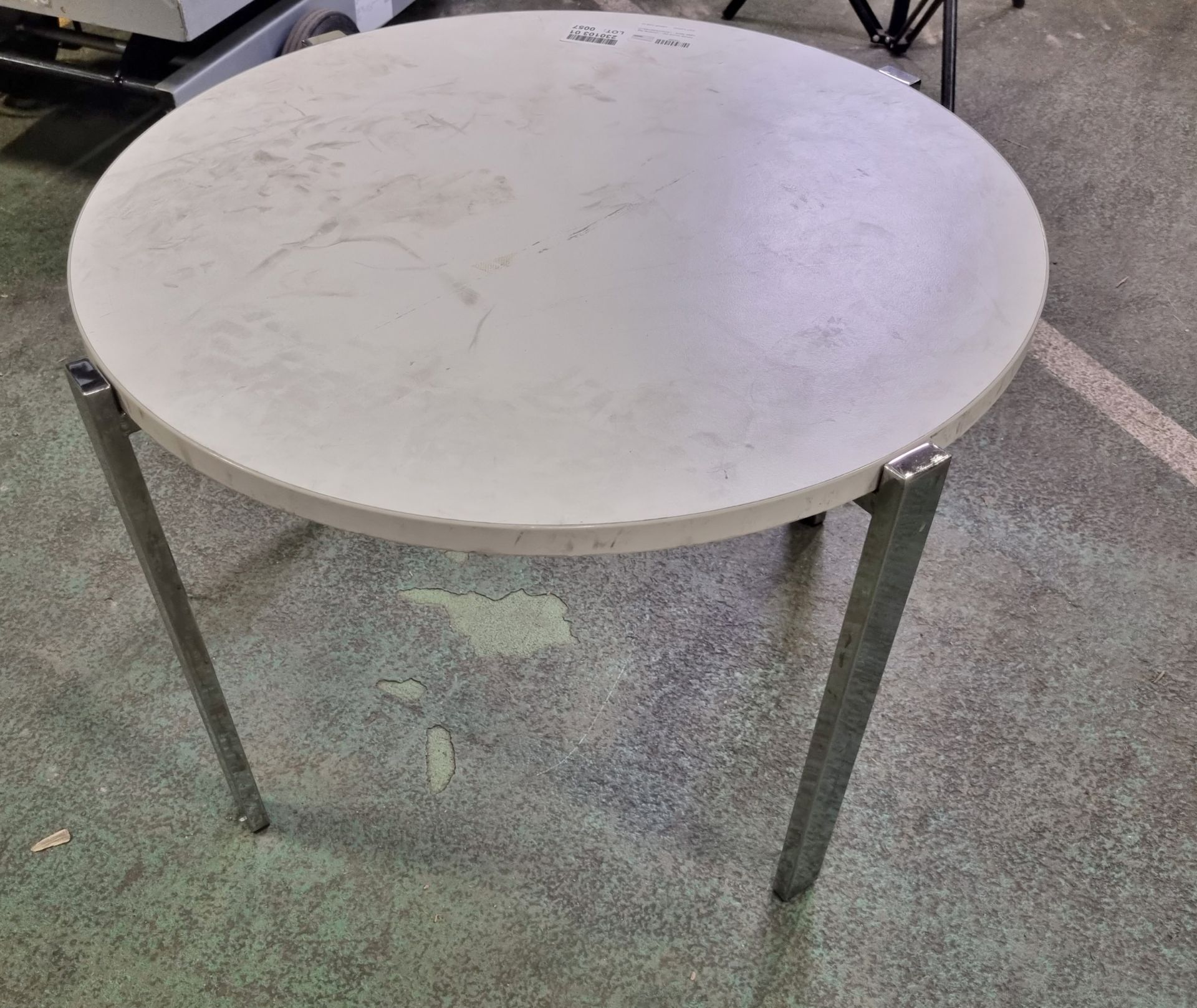 White round top - chrome leg base table - 62cm dia x H45cm - Bild 3 aus 3