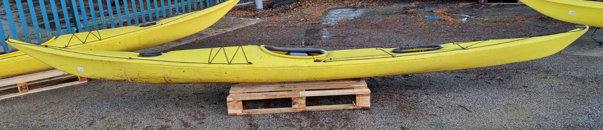 Valley Canoe Products single person kayak - approx dimensions: 500x60x40cm - Image 2 of 4