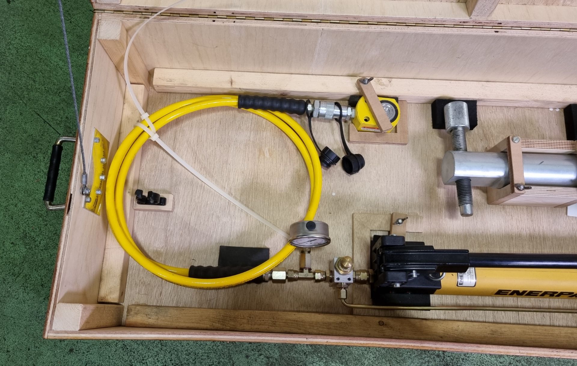 Enerpac P392 Hydraulic hand pump & accessories - Image 4 of 6