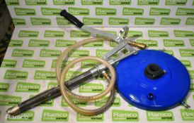 Hand operated grease dispensing pump top