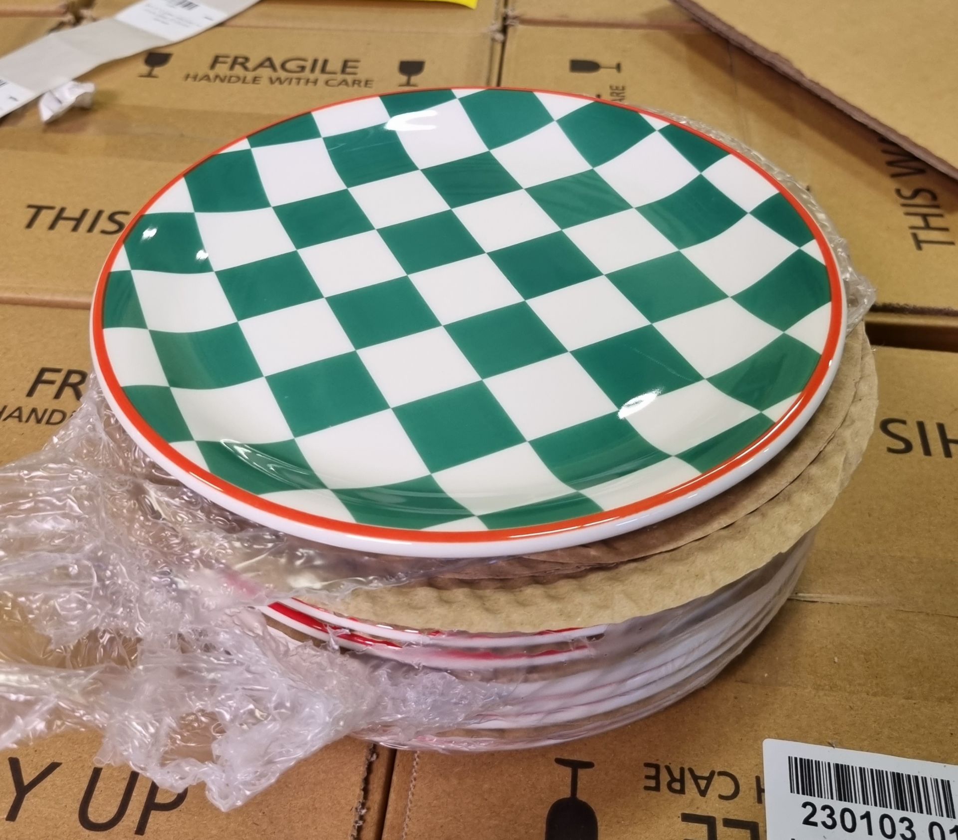 20x boxes of Green check/red rim coupe plates 20.25cm/8" diameter - 12 units per box - Image 3 of 4