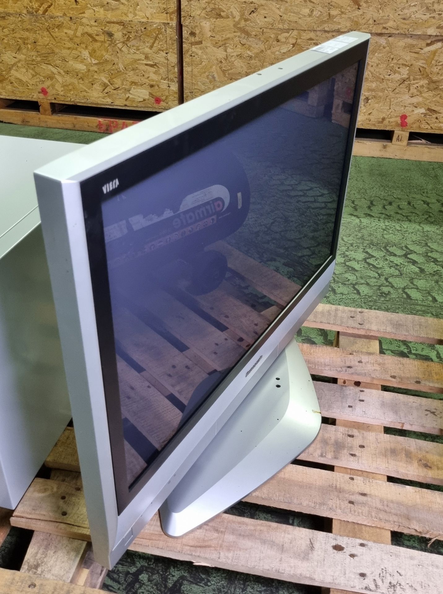 Panasonic Viera TH-37PX60B 37" TV with stand (spares and repairs) - Image 2 of 4