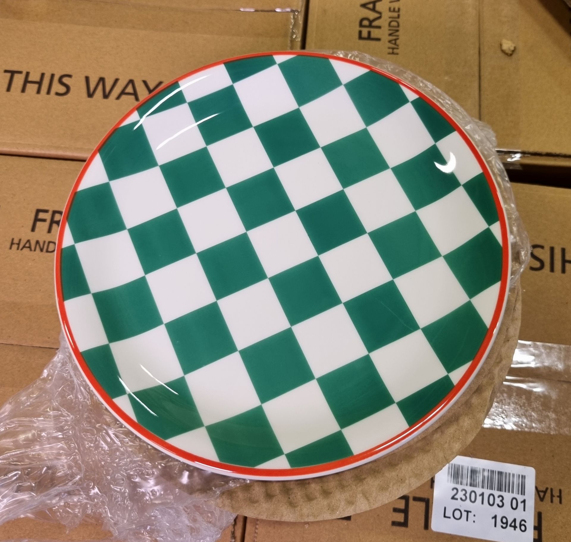 20x boxes of Green check/red rim coupe plates 20.25cm/8" diameter - 12 units per box - Image 4 of 4