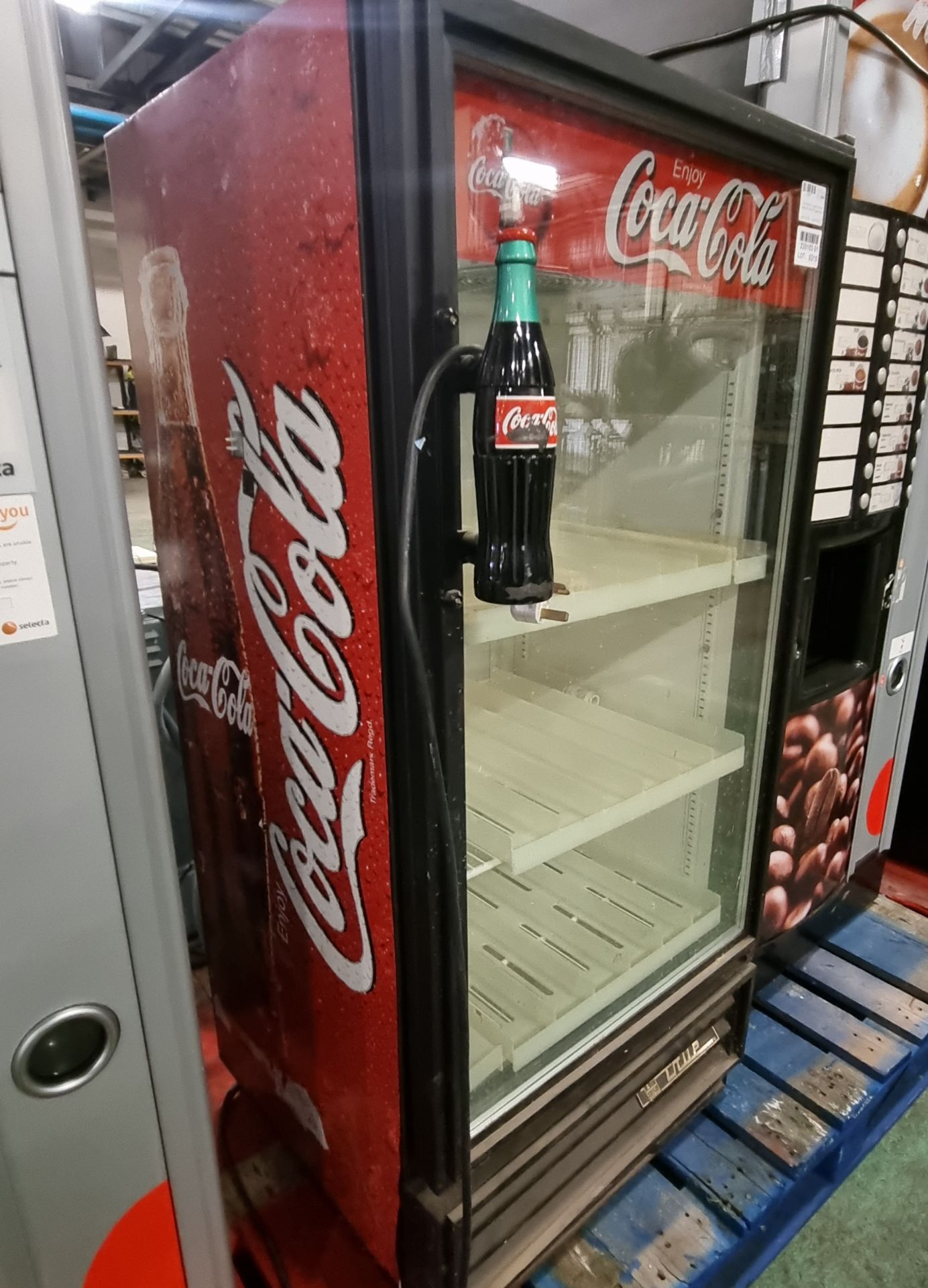 True GDM10 upright drinks display fridge with glass door - Image 3 of 4