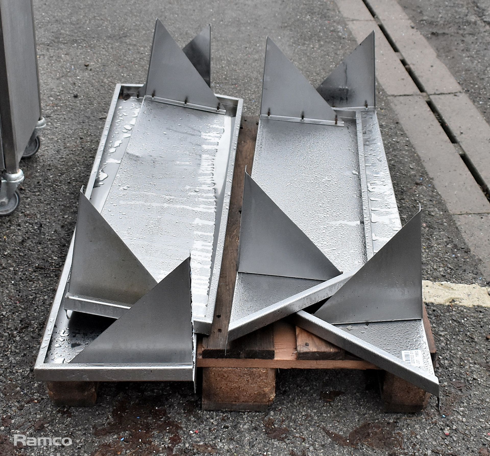 4x Stainless steel shelves - 150/130/100 (L) x25 (W) - Image 3 of 3