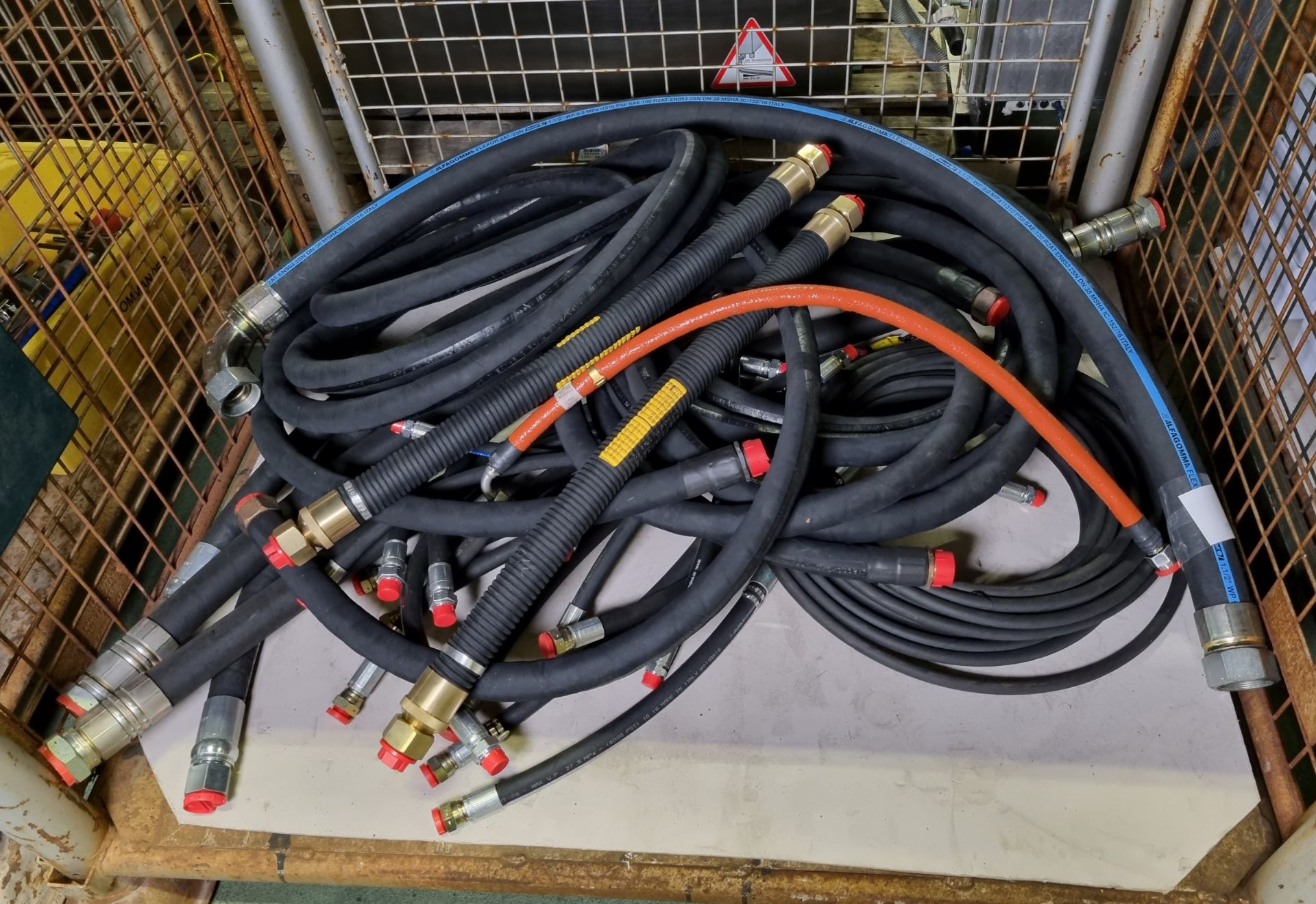 Various sized black hydraulic hoses - Image 2 of 3