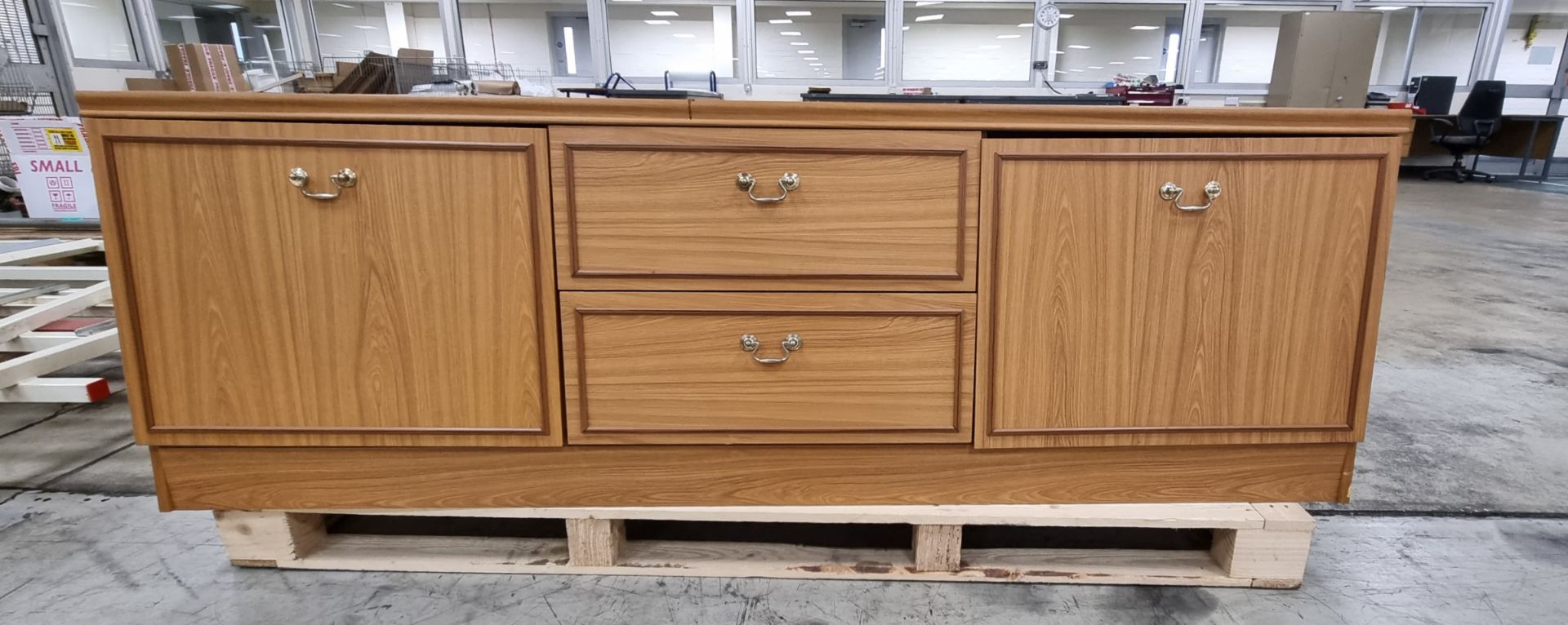 Large wooden dresser display cabinet - dimensions: 183x43x182cm - Image 4 of 4