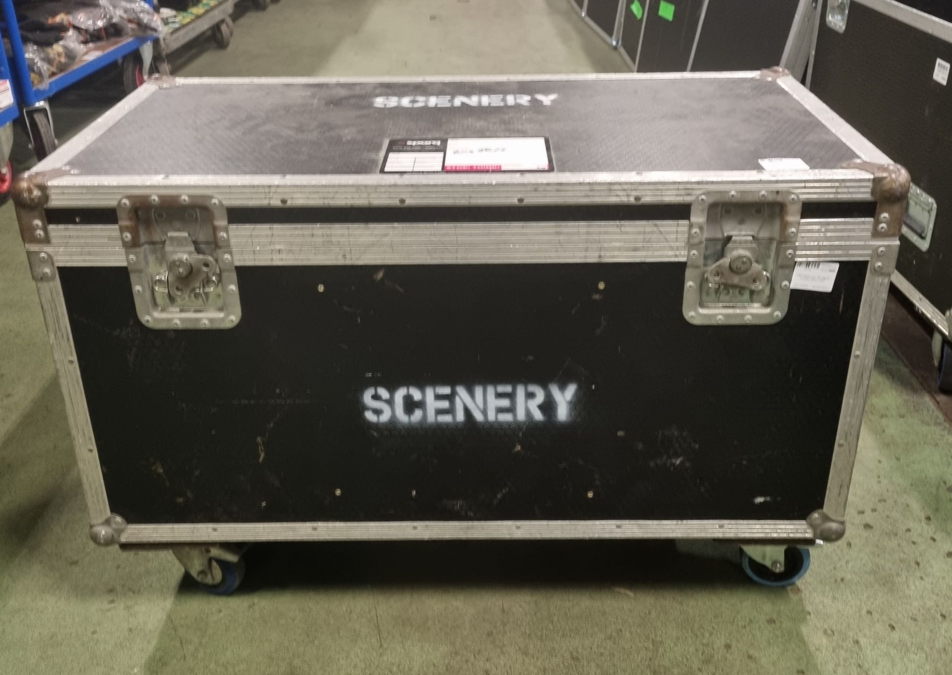 flight case with 18x signs - L103 x W54 x H67cm