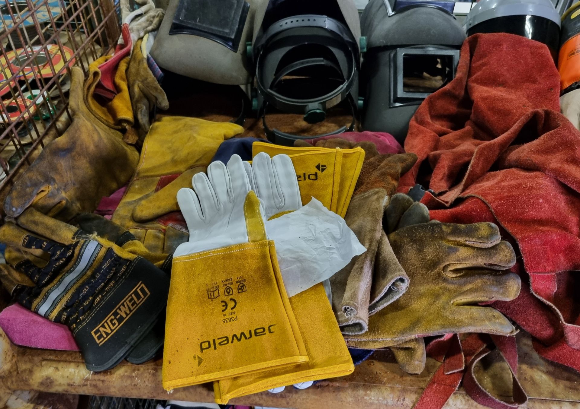 Welding PPE which includes: helmets / visors, gloves, aprons, sleeves and spare lens - Image 2 of 5