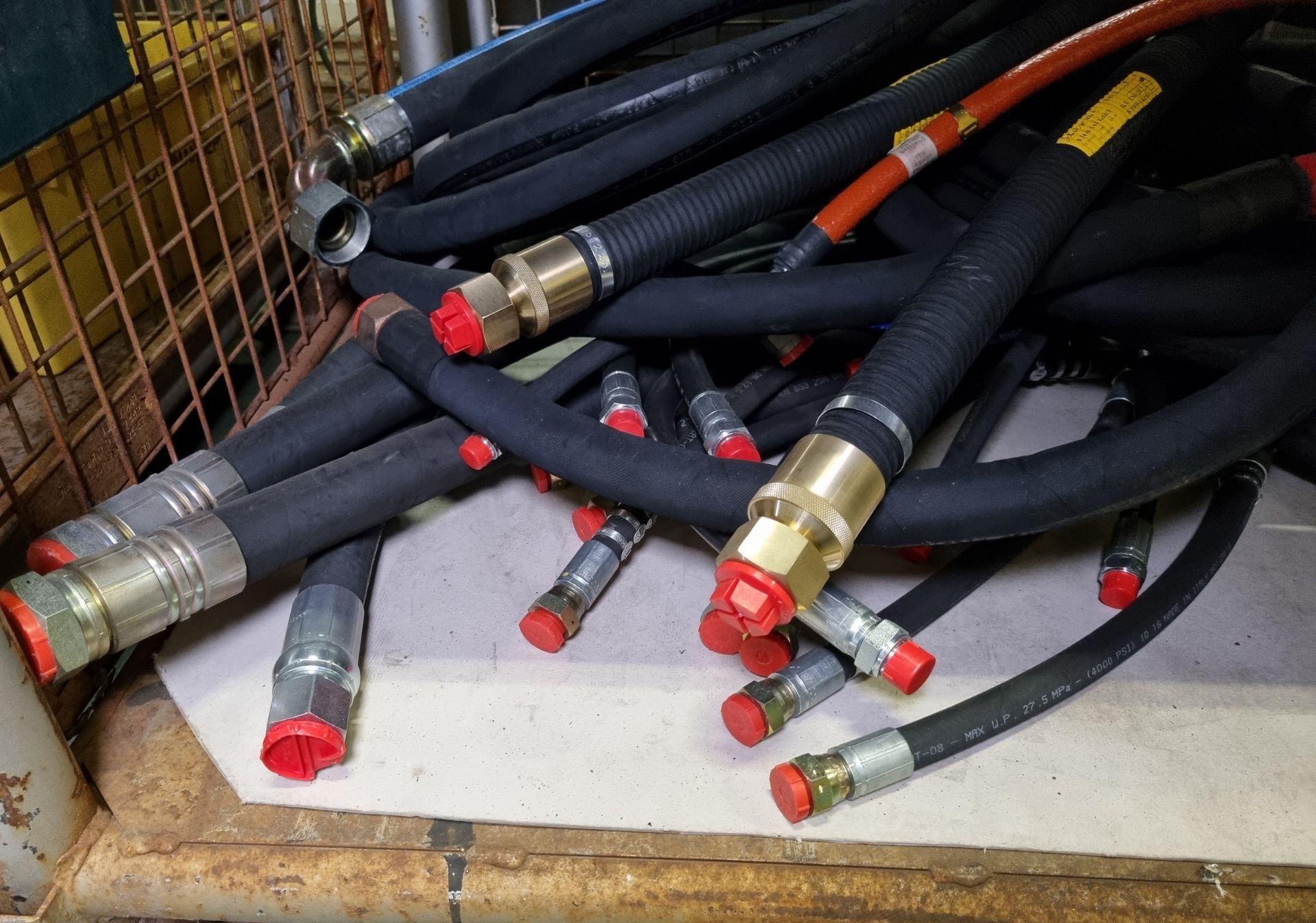 Various sized black hydraulic hoses - Image 3 of 3