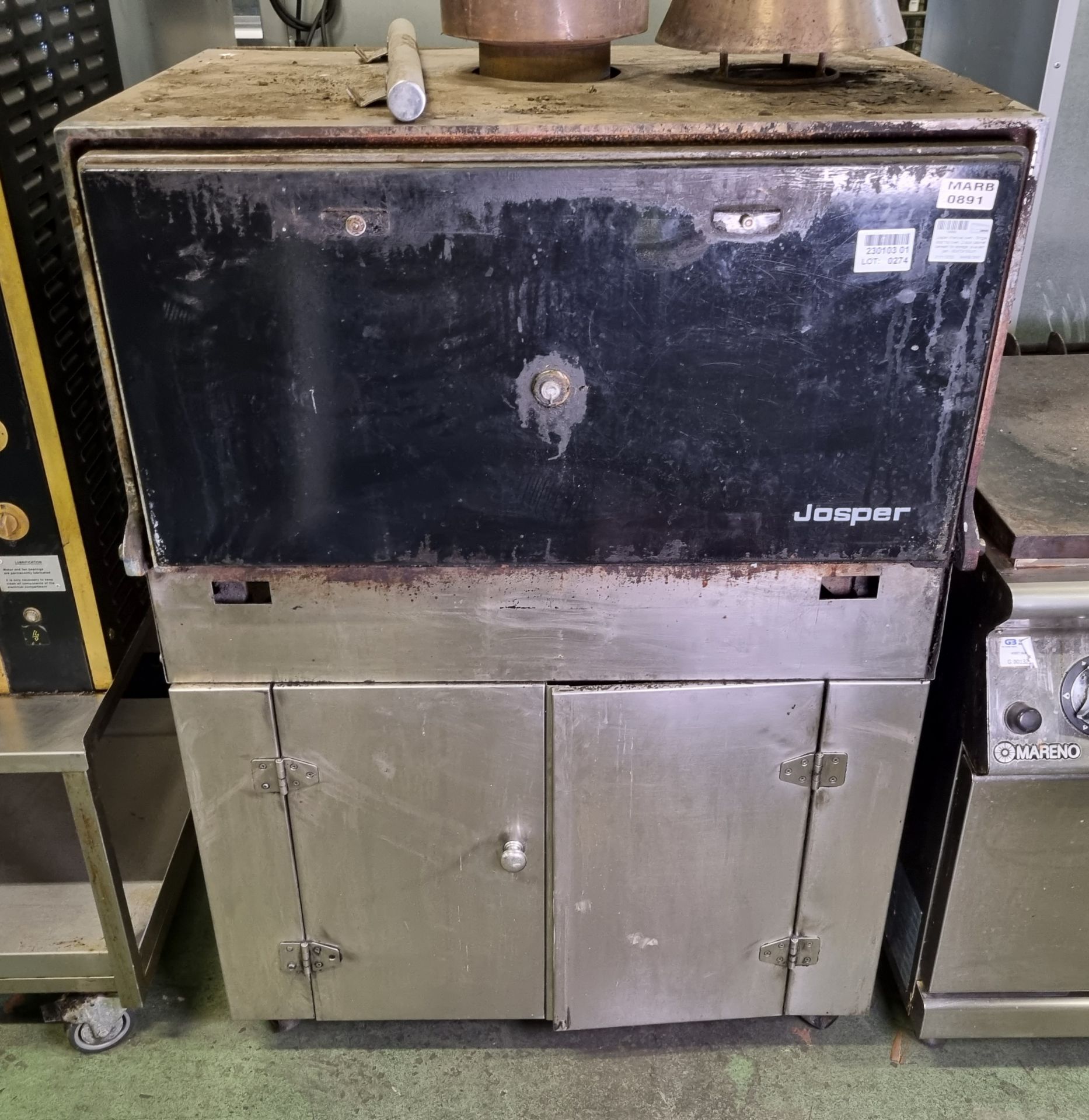 Josper charcoal oven - Single door top oven, 2 door cabinet beneath for storage plus ash pan - Image 2 of 5