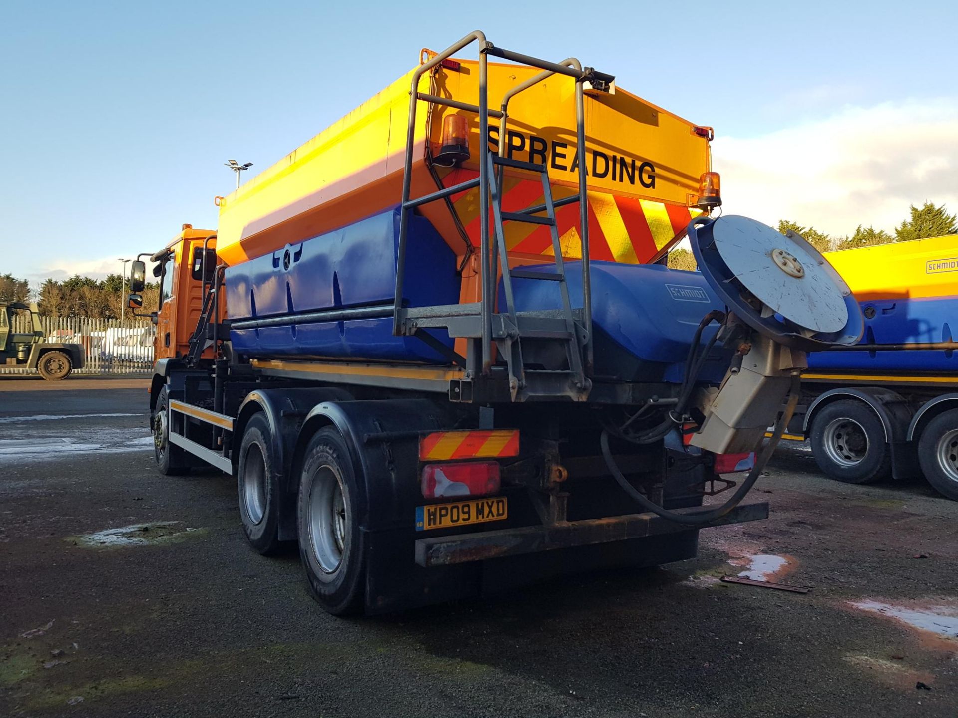 2009 MAN TGM 26.330 6x4 Truck with Schmidt Stratos 9m3 pre-wet gritter mount - see description - Bild 3 aus 15