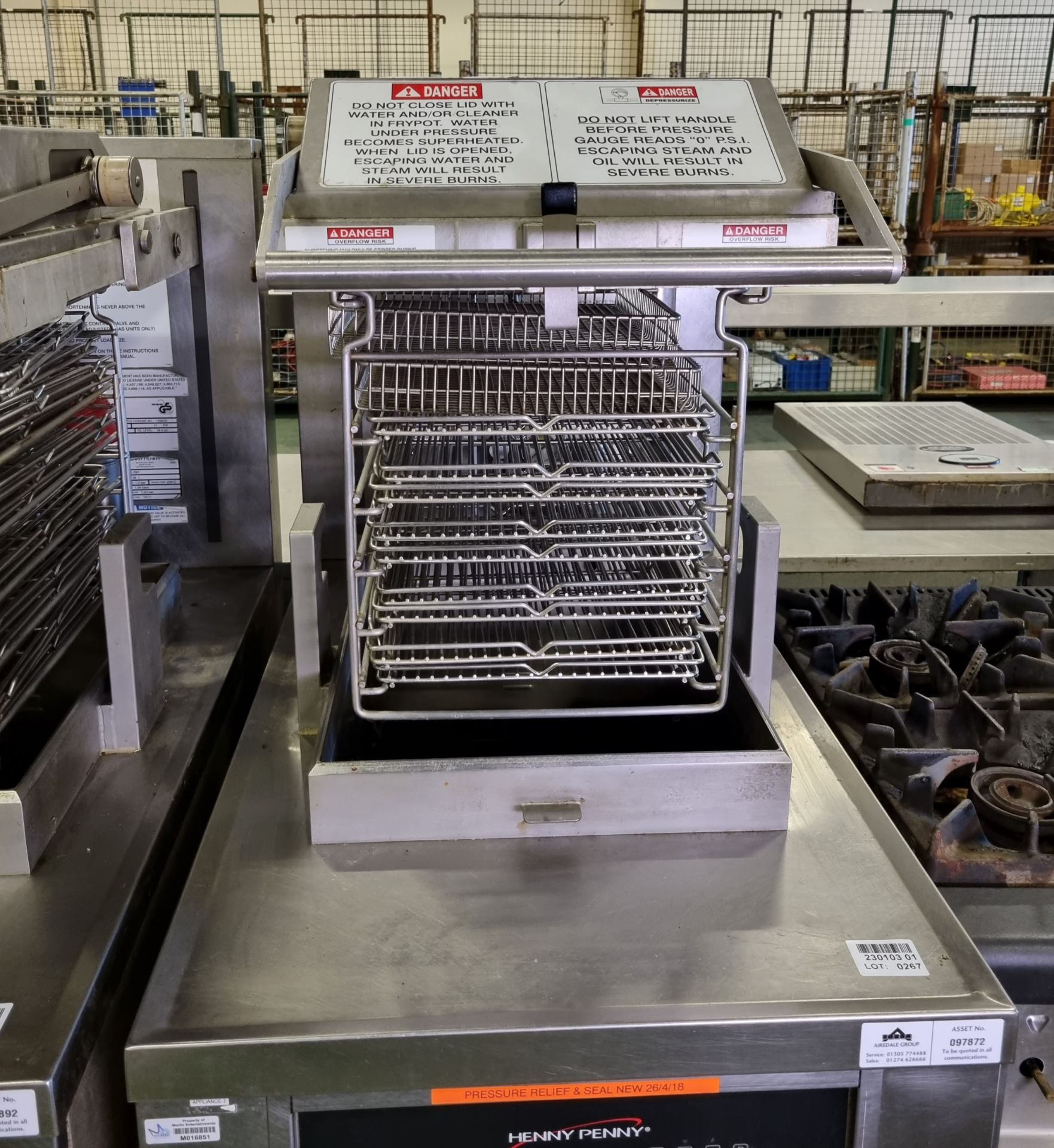 Henny Penny PFE-591 98ltr High Pressure Fryer, with Slide under catch tank - Image 4 of 5