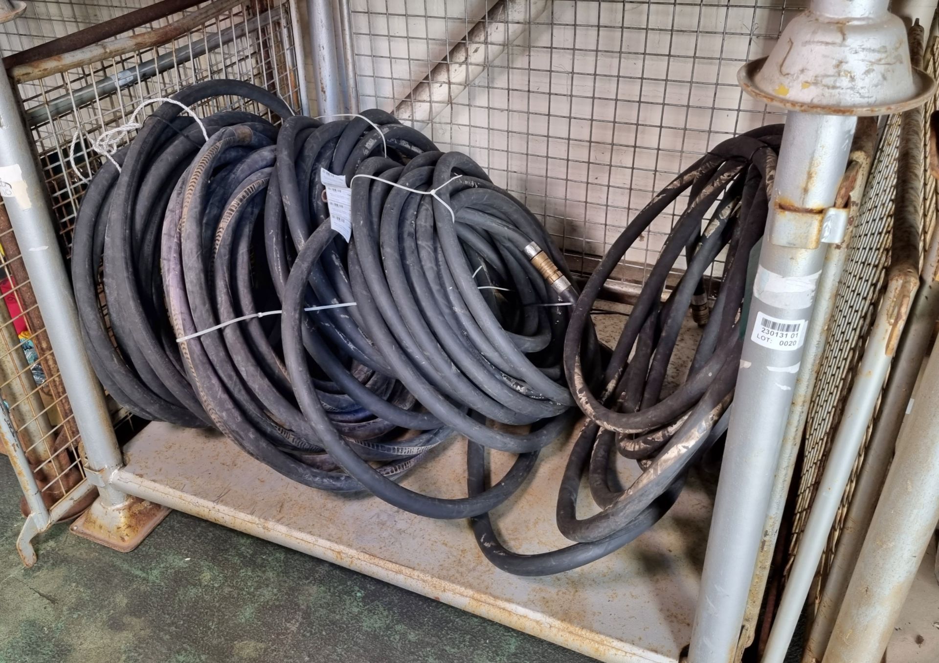 5x Black quick release hoses - approx size 22mm x 18m - Image 2 of 3