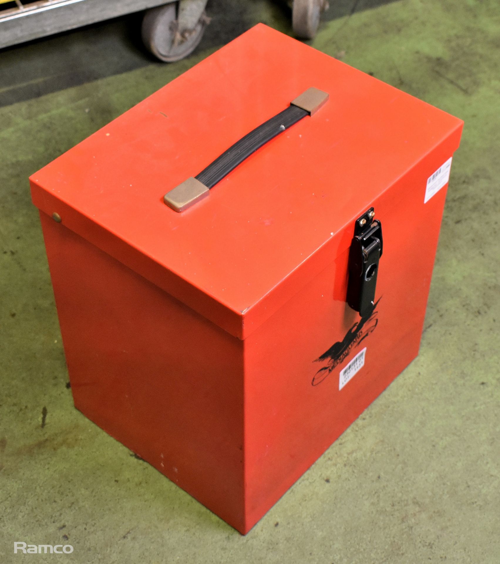 MediaGuard insulated metal storage box - dimensions: 38 x 30 x 40cm - Image 3 of 3