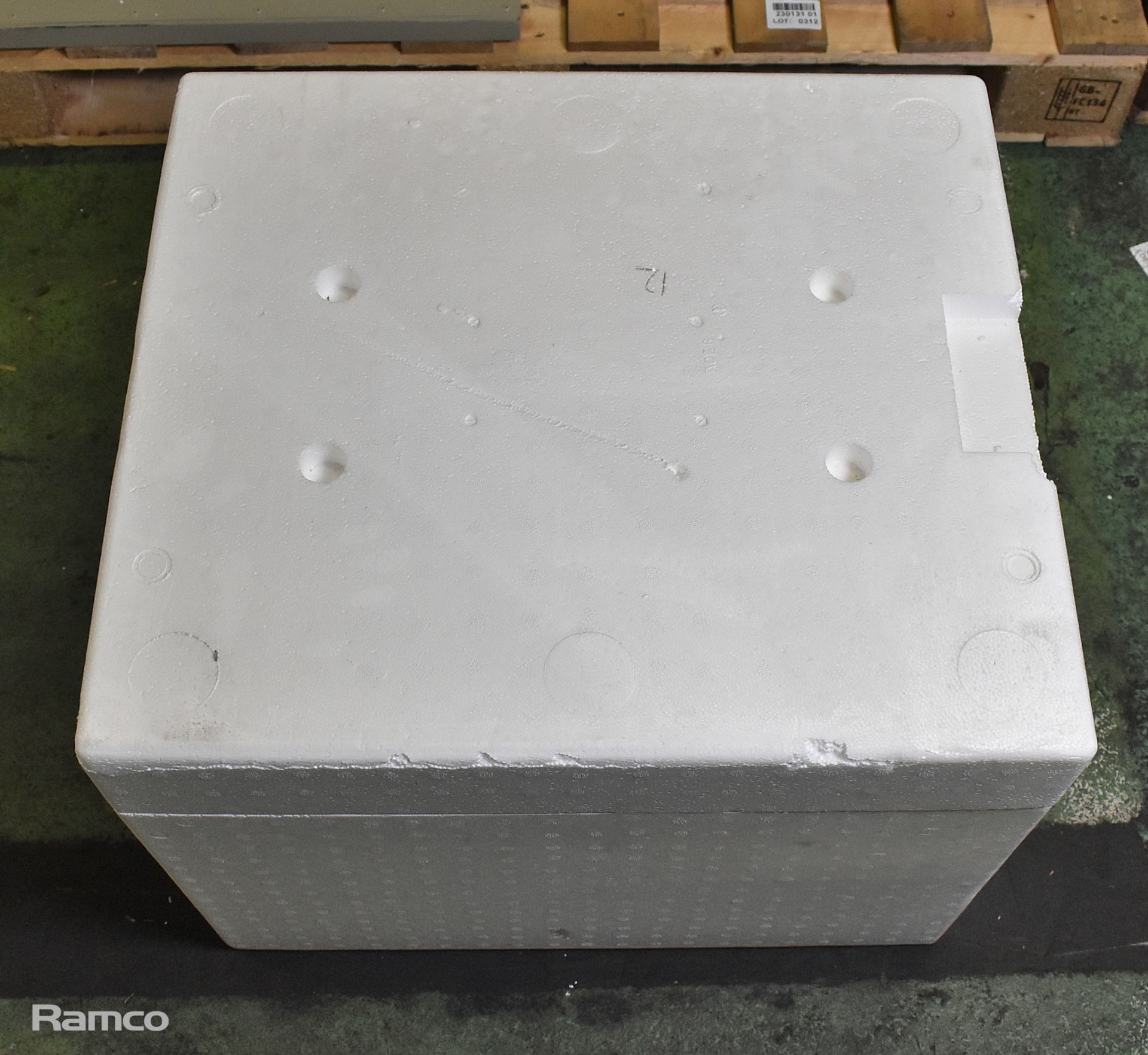 2x Pallets of polystyrene type containers with lids at 55x49x40cm - 8 containers per pallet - Image 3 of 5