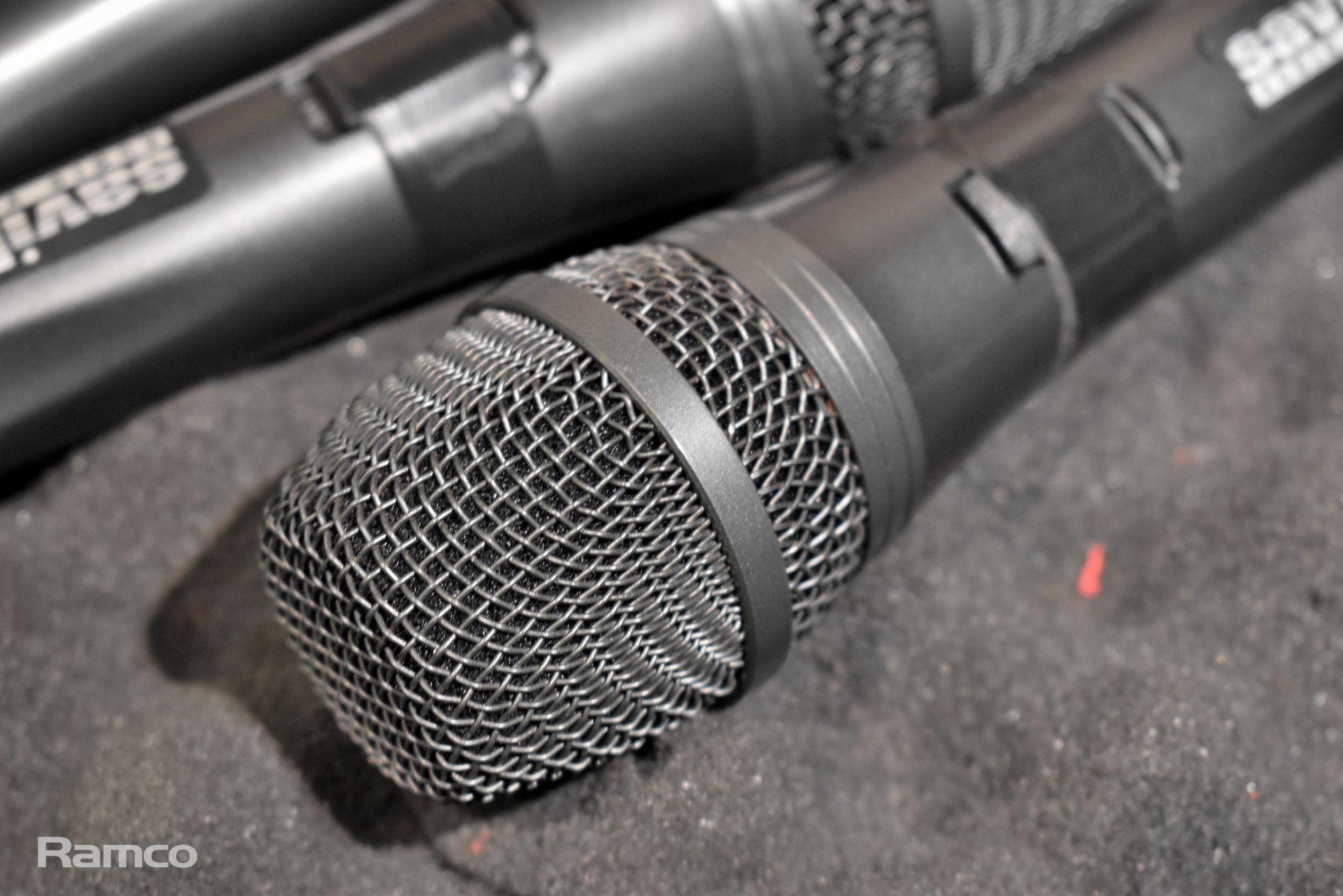 5 handheld wired microphones in carry case - Image 4 of 5